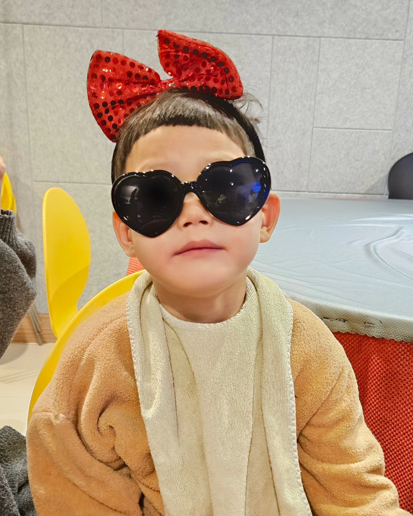 2023.12.22
-
도윤연우네의 2023년 크리스마스🎄
산타 할아버지 등장 전엔 웃는 사진 가득📷
짜잔 산타 할아버지 등장에 굳어버린 연우
선물 안 받겠다 거부하더니 아빠인 걸 알더니 선물도 반겨줬다
아직은 무서운 산타할아버지😭🎅
도윤연우네 추억 더하기 완료➕️
-
#부부스타그램 #정녕부부 #정녕부부엄마아빠되다
#가족스타그램 #도윤연우네가족 #도윤연우스타그램
#도윤연우사랑해 #도윤연우건강해 #다온이가도윤이가되어
#다온길걷자도윤아 #닭띠아기 #78개월아기
#루다가연우가되어 #루다길걷자연우야 #소띠아기
#30개월아기 #윤우형제 #윤우형제일상
#어린이집크리스마스행사 #산타할아버지 #아빠산타체험