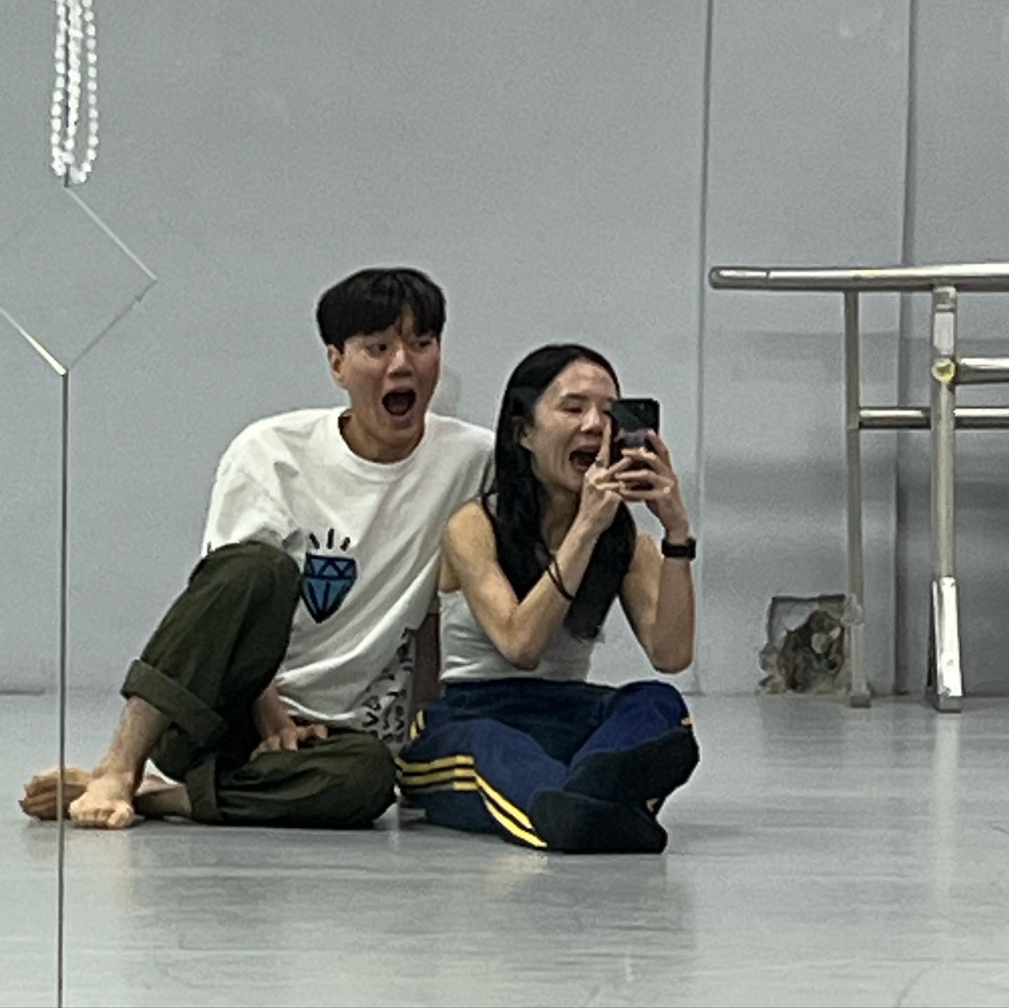 요즘 ,
사진 찍을 시간은 없고 춤은 또 맨날 열심히 추고 젤,망은 마스터수준, 주말마다 잠을 물리치며 사천으로 왕복 3시간을 달리고 오페라는 끝도 없이 하고 있고 어딜가든 청소를 시작하고 선생님은 철인이구요 마산에 점심먹으러 자주가요 , 
우주가 나를 시험하고 있다 ⚡️