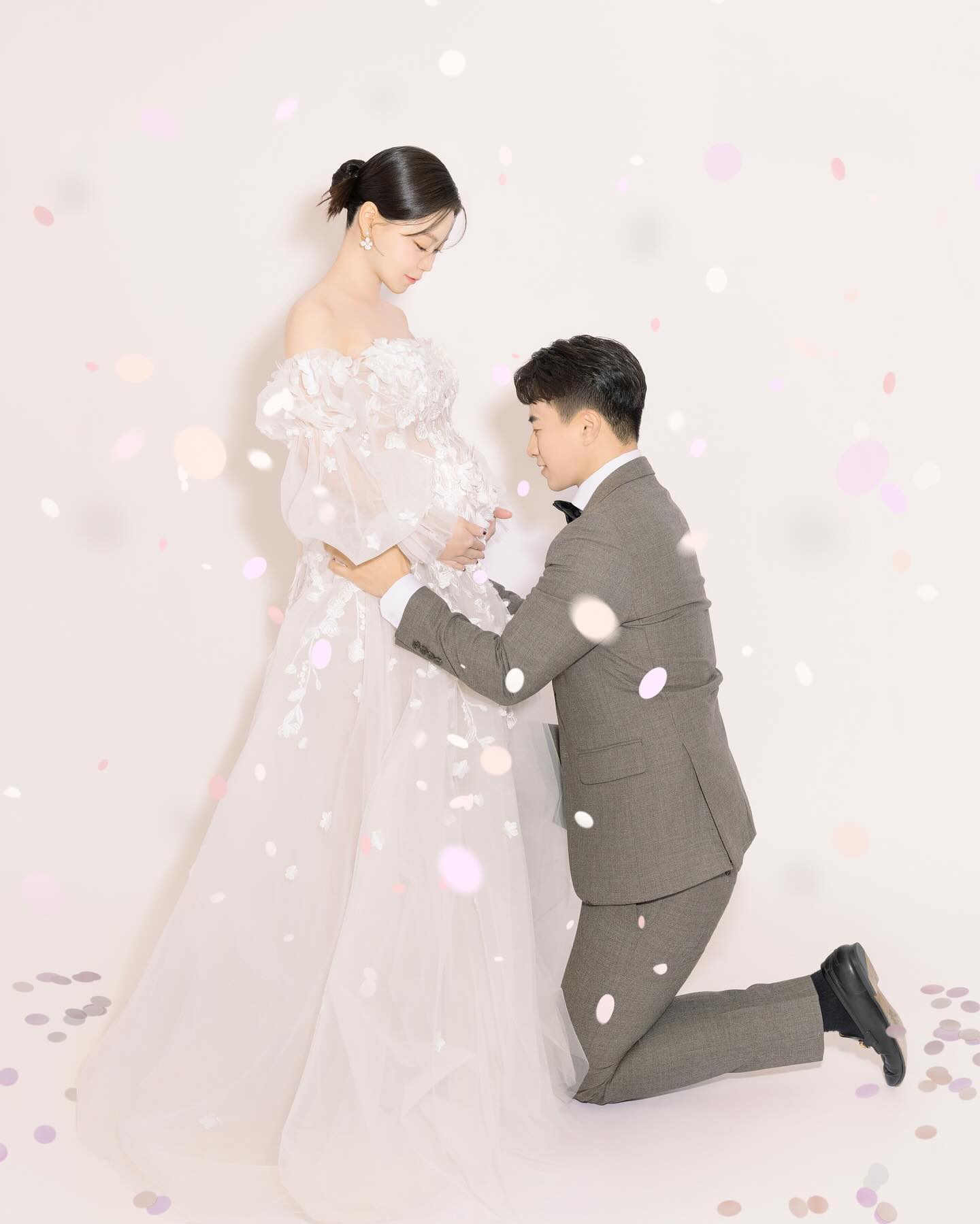 👼
우리 쏙쏙이 볼 날이 이제 얼마 안 남았다는 게
넘 신기하면서도 뿌듯하면서도 뭉클…

만삭사진 뭔가 부끄러워서 찍을 생각 없었는 데
좋은 추억 남겨야한다며 강력하게 찍자고 해준
웅빠한테 너무나 감사할따름 🫶

역시 웅빠는 항상 준비되어 있는 남자,
난 항상 준비중인 여잨ㅋㅋㅋㅋㅋㅋ

앞으로도 우리 가족 으쌰으쌰 잘해보쟈용!! 💪