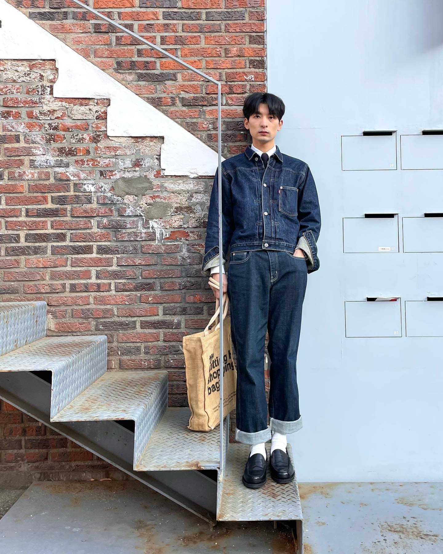 옷쟁이 하면 빠질 수 없는 청청패션👔으로 코디해 보았습니다.

두말하면 입 아픈 데님계의 전설 리바이스 1세대 청자켓과 미국 최고의 구두 브랜드 락포트. 

옷을 매번 찾아 입는 이유 중 하나는 브랜드의 역사와 가치는 물론, 디자이너가 전하고자 하는 섬세한 디테일까지 알 수 있기 때문입니다.

더 나아가 좋아하는 브랜드를 입음으로써 느낄 수 있는 만족감과 기쁨이 아닐까 싶습니다.

입는 옷과 스타일은 매번 달라도
나만의 무드는 영원하길 바라며..🕴🏻

brooksbrothers.korea
rockportkorea 
levis
-
#청청패션 #청청코디 #데님셋업 #데님코디 #남자청바지코디 #리바이스 #락포트 #브룩스브라더스 #로퍼코디 #청자켓코디 #남자데일리룩 #아메카지룩 #levis #brooksbrothers #rockport #themuseumvisitor #amekaji
