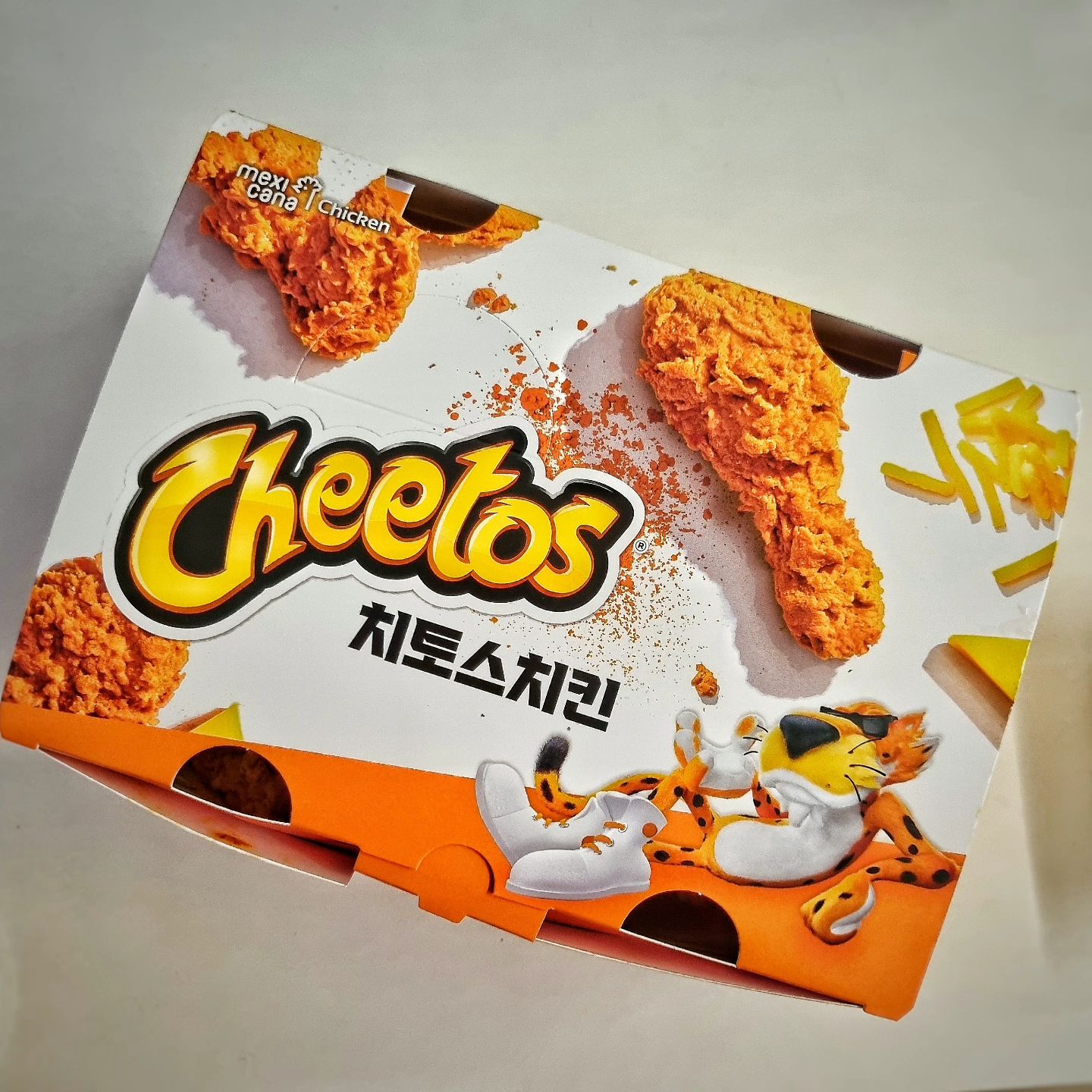 .
📣언젠간 꼭 먹고말거야~치토스!
(조금 뒷북이지만) #멕시카나 #치토스치킨 이 돌아왔다!!!
✔️뼈 20,000원
✔️순살 22,000원
#시즈닝치킨 하면 #뿌링클 밖에 생각 안나던 사람들 많지? 하지만 이제는 선택의 폭이 넓어졌어!
🟣치토스 치킨은 특히 치즈향기가 가득하고 매콤하기까지한 매콤단짠풍미 가득한 맛이였어! 거기다 갈릭디핑소스와 엔젤코코소스가 포함되어 있어 다양한 맛을 즐길 수 있어
🟣개인적으로 갈릭디핑은 풍미가 더해지는 것 같지만 그닥 치킨과 잘어울리는 것 같지는 않앗어🥲
(🍕에 양보하기로)
🟣엔젤코코소스는 약간 새콤하면서도 시원한 맛이 느끼함을 잡아줘서 완치킨 하는데 큰 도움을 줫어!!!
🟣치킨 일주일에 한번은 먹잖아? 매번 똑같은 치킨이 지겨울 때 치토스치킨 가보자구~
#치킨추천 #치킨신메뉴 #멕시카나치킨 #치토스 #배달음식추천 #단짠
#치맥스타그램 #cheetos #koreanchicken #가지가지