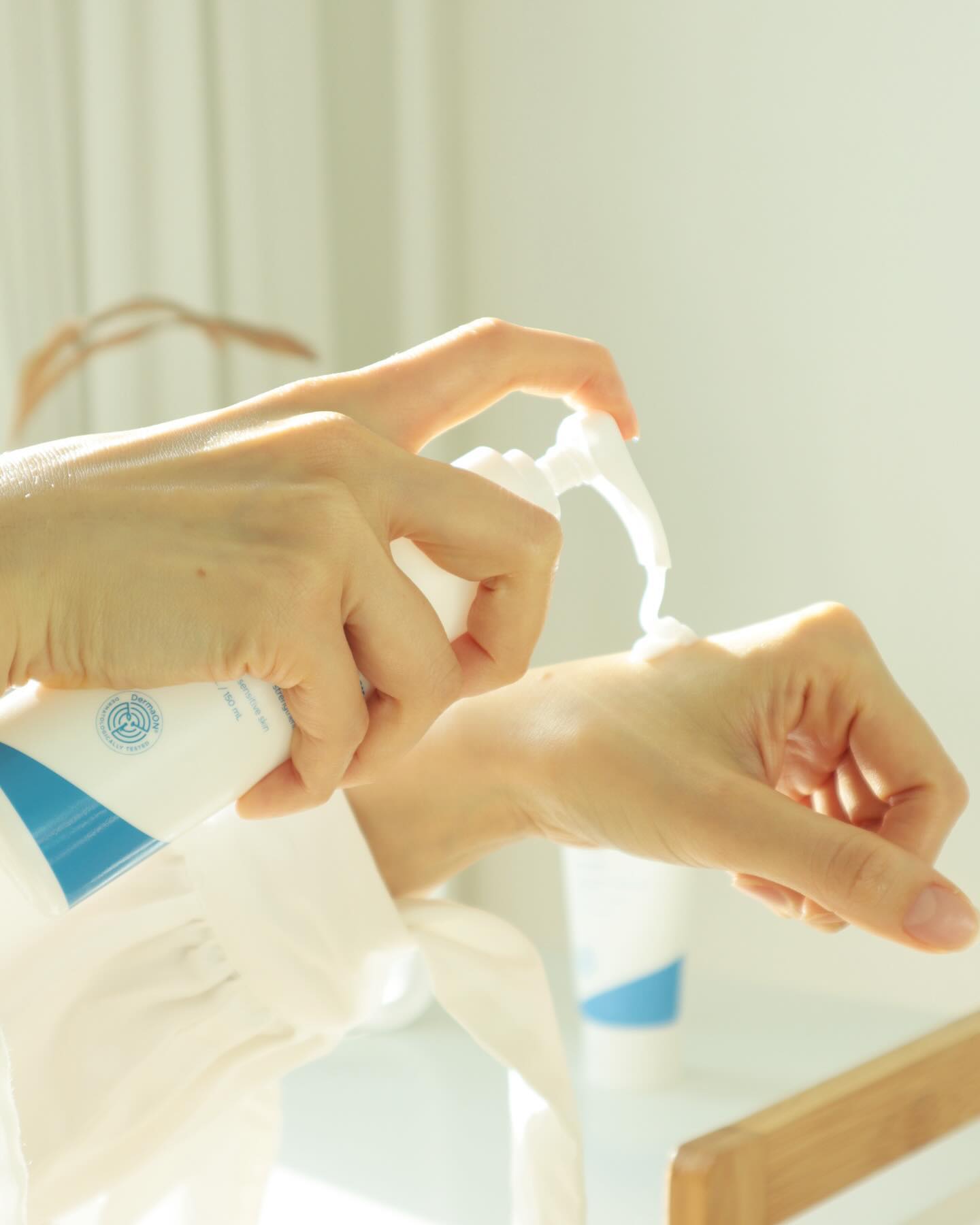 #광고 올리브영 민감피부 화장품 강자인 에스트라의 아토베리어365 로션이 업그레이드 되었어요. 🫧 
로션이 스치자마자 터져 나오는 수분감에 먼저 반하고 바르고 난 뒤 매끈한 보습막이 든든하게 유지되는 덕분에 하루종일 찬바람 맞고 돌아다녀도 편안해요. 겨울 스킨케어에서 필요한 기본을 지키면서 텍스처까지 만족스러운 로션이랄까!

메이크업 전에는 살짝 라이트하게 바르고 싶다! 라는 생각을 했거든요.
▫️ 업그레이드 된 아토베리어365 로션 발라보니 제가 찾던 보습 ➕산뜻한 텍스처에요. 아침/저녁 상관없이 언제나 바르기 좋은제형이라 에스트라 입문하고 싶다면 로션부터 써보라고 추천하고 싶어요. 
▫️아토베리어365 크림은 로션보다 좀 더 밀도감 높은 보습과 제형이라 피부장벽에 오래 머무르는 보습력을 느낄 수 있어요. 나이트케어에서 정말 만족하면서 사용하는 겨울 스킨케어템 이에요. 

손상된 피부장벽을 강화시켜 피부장벽🪞을 튼튼하게 만들어주는 아토베리어365 로션 & 크림으로 빈틈없는 보습장벽피부 완성 해보세요.

#캡슐보습 #고밀도세라마이드 #민감피부 #에스트라 #아토베리어365로션 #장벽보습 #세라마이드로션 #보습로션 #더마코스메틱 #올리영로션 #아토베리어로션 #아토베리어365크림 #세라마이드크림 #보습크림 #올리브영크림 #아토베리어크림 #올리브영