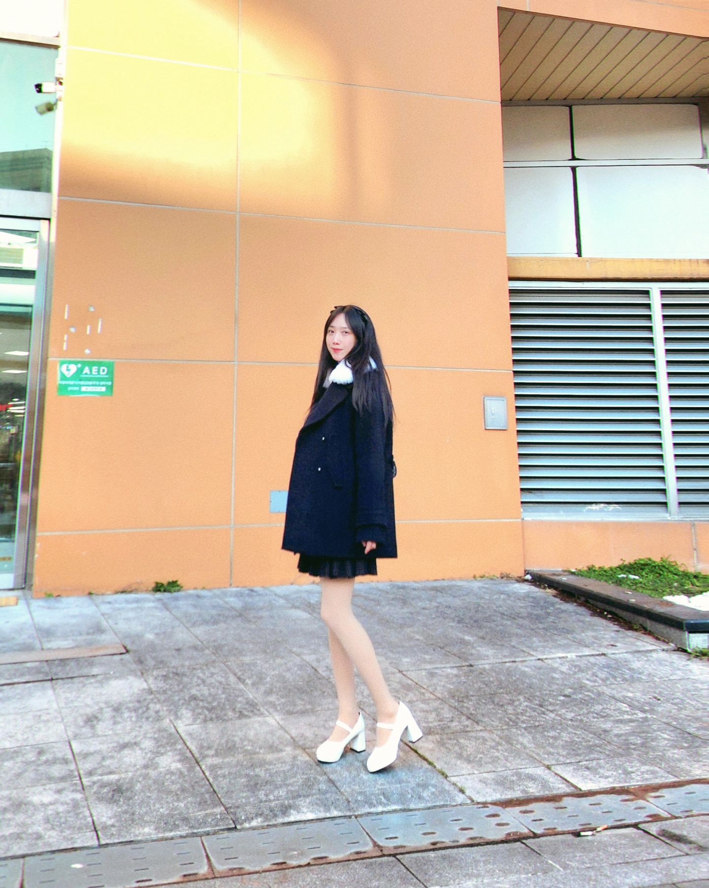 #협찬 요즘 날씨가 흐려서 기분이 자꾸우울해지네요.
기분이 날씨영향을 많이 받는것 같아요.
여러분은 어때요? 😆

egoist_korea 목도리 없이도 퐁실퐁실 퍼가 목을 따뜻하게 감싸주는 부드러운 퍼 코트 / 망토라인의 귀여운 루즈핏으로 통통언니들도 라인 커버가 가능 한 만능 아이템이에요.
네이비 컬러로 다크보다 는 좀더 세련되고 영한 느낌 있어요.
무겁지않아 활동성 좋고 미니스커트 길이 윗기장이라 스커트가 빼꼼 보여서 팬츠보다 스커트에 매치했을때 더 러블리함을 발산 해요 ❤️ 

saltandchocolate.official 아! 이신발 어디서 봤어! 라고 생각 하신다면 그 신발 맞습니다. 아이돌 다수 협찬 브랜드 솔트앤초콜릿 영하고 소녀소녀한 느낌에 코디하기 좋은 디자인들이 주를 이루고 있어요. 청키힐 이지만 가볍고 탑승해 있기 편안한 구두에요 맨발보다는 양말이랑 신으면 사이즈 딱 맞고 이뻐요 ✌️ 

#에고이스트 #패션스타그램 #데일리패션코디 #여자겨울코디 
#여자코트 #솔트앤초콜릿 #아이돌패션 #하이힐추천