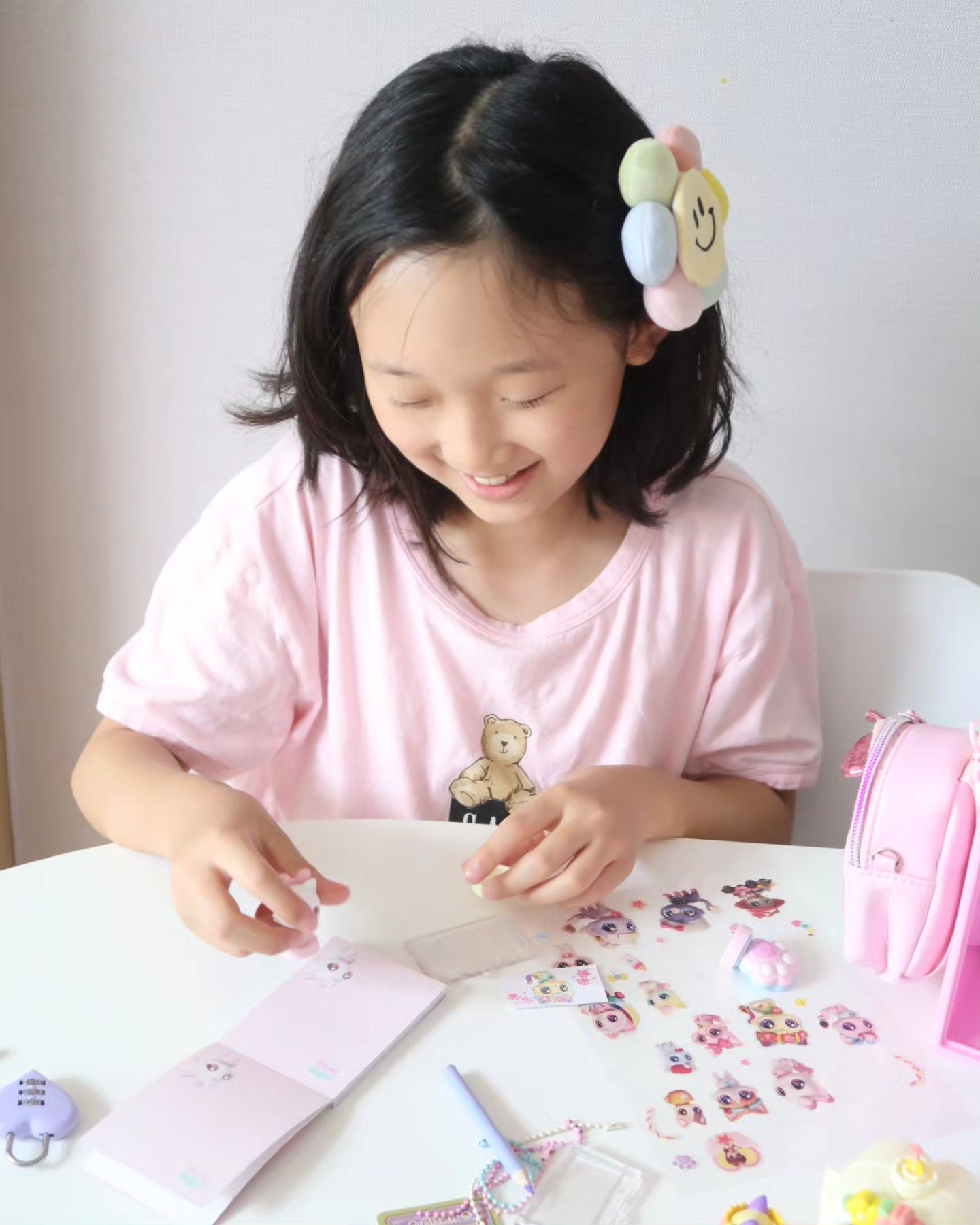 #협찬 wishcat_official

요새 고양이에 푹 빠진 울 세리니
소원을 이뤄주는 고양이 위시캣과 함께
역할놀이도 하고 너무 좋아하네요

나만의 비밀사물함에 
알로하냥 피규어와 함께
나만의 비밀 제품 쏘옥 넣어 
자물쇠 채워주고
스템프도 찍고, 키링까지 만들고

알로하냥 피규어 속 2장의 카드
피규어카드와,소원카드
소원카드에 나만의 소원도 적어둬요.
피규어 케이스는 연결기둥으로
여러종의 위시캣 피규어들과 연결가능까지
고양이 피규어 다 모으고 싶은...세리니 ✨

,

위시캣은 캐치티니핑을 만든 회사인데
SAMG엔터에서 새로 제작했다고해요!

티니핑월드 인 판교에 가면
위시캣하우스도 생겨 더 많은
고양이 피규어도 만날 수 있고
위시캣 인스타에서
귀염뽀짝 귀여운 고양이들을 영상으로 만나봐요

위시캣 애니메이션도 9/12부터 
SBS 오후 5:50 매주 목요일에 방영 본방 사수!!

#위시캣#고양이#비밀사물함#매직캣타워아이냥#여아선물#SAMG#이모션캐슬