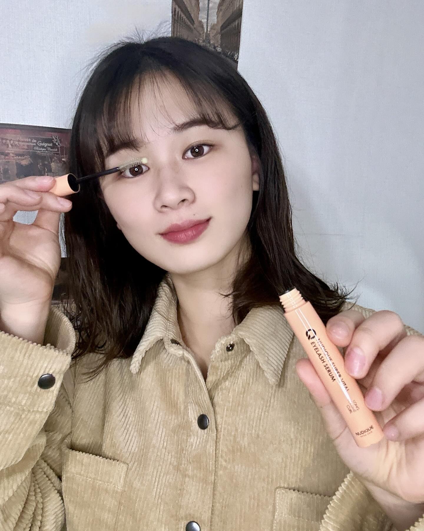 #협찬 
짧은 내 속눈썹을 풍성하게 만들어준 #누디크속눈썹영양제 ❤️

속눈썹이 짧아 연장을 종종 했었는데 속눈썹이 후두둑 떨어지는걸 보고 이러면 속눈썹이 없어지겠다고 생각해서 누디크 속눈썹 영양제로 관리중!

누디크 속눈썹영양제는 모발에 특화된 캐라틴 유전자를 유도하여 속눈썹 밀도, 뿌리를 더 힘있고 풍성하게 유지할 뿐만 아니라 길이 성장을 촉진하는데 도움을 주는 독일 핵심 특허 성분 함유이 함유되어 있어서 믿고 쓰고 있는데요!!

그리고 건강한 눈물과 유사한 중성의 pH로 눈에 자극도 없고 끈적임 없이 빨리 흡수되는 산뜻한 워터리 제형이라 더 만족😆
➕시술 연장 없이, 초롱초롱한 눈매+풍성한 속눈썹을 만들어줘서 꾸준히 사용하고 있다는 점!

속눈썹 성장기 모근에 완벽한 영양공급을 통해 건강한 주기를 되찾고 싶다면 누디크 속눈썹영양제 추천👍🏻

#속눈썹 #속눈썹펌 #속눈썹연장 #헤어라인 #속눈썹빠짐 #속눈썹영양 #속눈썹관리 #속눈썹케어 #아이래쉬세럼