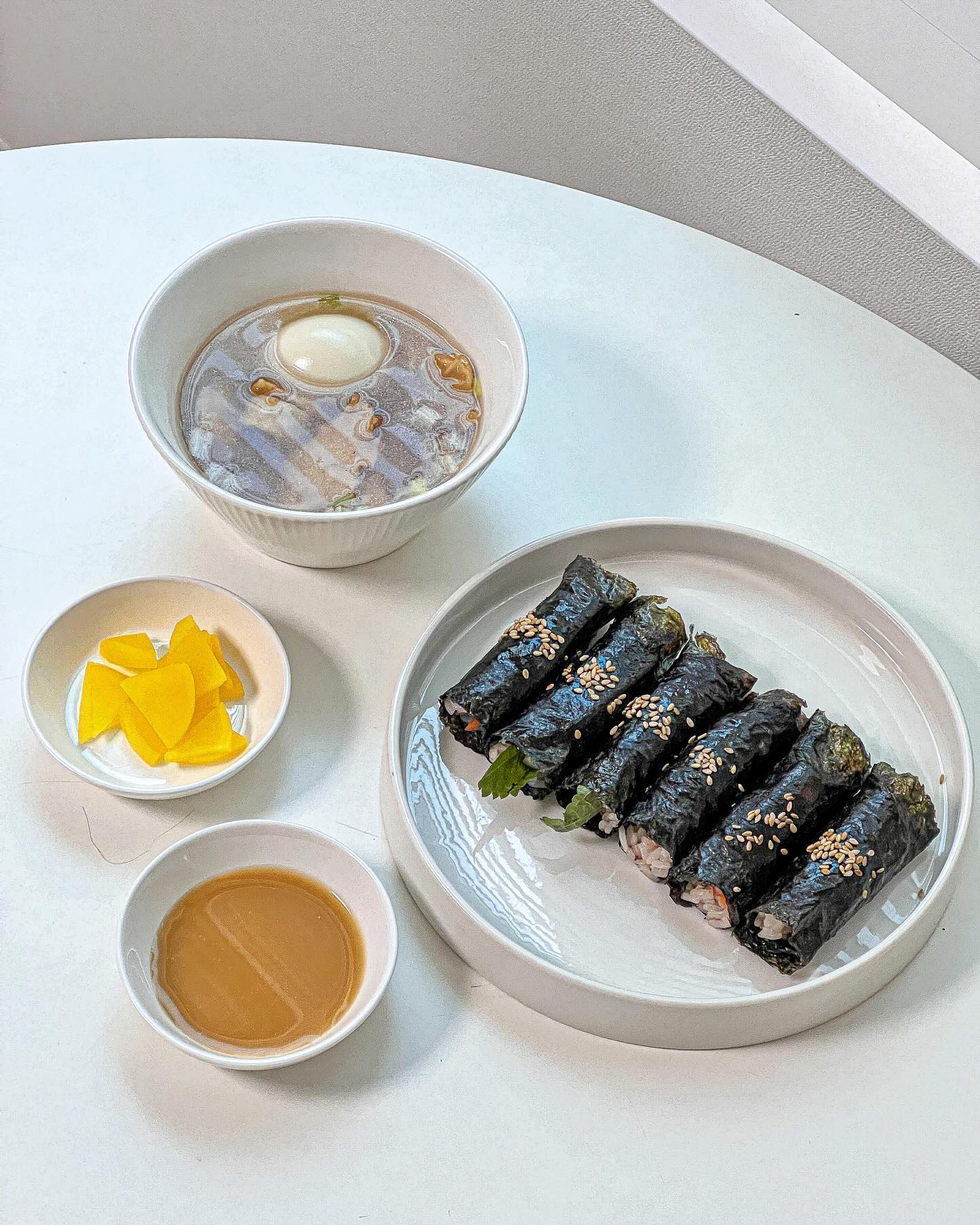 #협찬
#콩숙이꼬마김밥

오늘은 뭘먹지 고민될때 제일 먼저 생각나는게 
꼬마김밥에 어묵탕 요 조합이에요😆

얼마 전 주말아침에도 아점 고민하다가
포장하러 다녀온 콩숙이꼬마김밥❤️

광주광역시 '광주주먹밥'선정된 맛집이라
배달로도 종종 시키는 집인데 
이날은 커피도 사올겸 포장하러 다녀온!
여긴 아침일찍도 되니까 좋아요 단체주문도 가능!

찰흑미와 직접 재배한 야채로 만드는 
꼬마김밥 모듬에는 
참치.김치.야채.고추.깻잎 5가지 맛이 함께에요
그중에 전 고추김밥 매니아  크
음식은 자고로 매워야 맛 아니냐며😆

주말 아점은 요로케 뜨끈한 어묵탕이랑 꼬마김밥-먹고 남은건 냉장보관 했다가
담날 계란입혀서 후라이팬에 굴려서 먹었어요
요게 또 별미😍❤️ 
오늘 저녁도 뭐 먹지 고민중인데 주문할까 싶은😆

#꼬마김밥 #광주꼬마김밥 #떡볶이 #수완지구꼬마김밥#콩숙이꼬마김밥수완점 #광주김밥맛집 #꼬마김밥맛집 #수완지구김밥 #광주분식 #수완지구분식