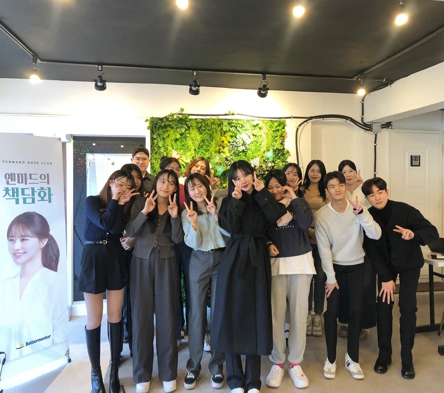 최근일상 모음.zip🪄
1. 11월에 처음으로 구독자분들과 오프라인 모임을 했어요!
저는 사람들 만나면 에너지 소모되는 극 I라 매우매우 긴장했었는데요..🥹 분명 그랬는데..! 생각보다 너무 즐거웠고 저도 다른분들 통해 많이 배울 수 있는 시간이였어요. 내 구독자분들이 이렇게나 멋진 사람들이였다니! 싶어서 뿌듯하기도 했고요. 자주는 아니여도 가끔 유익한 모임도 만들어볼게요:)💡

그날 저희 구독자분들 선물 #협찬 해주신 #더마토리 너무너무 감사드려요! 저도 선물 받아서 써봤는데 너무 좋아서 요즘 토너패드는 이걸로 정착했음.. 특히 전 시카패드가 잘 맞더라고요!🤍

2. 유튜브 구독자 20만명 달성🎊
진짜 아직도 믿기지 않는 숫자... 흐엉 🥹 믿고 구독해주시고 늘 챙겨봐주시는 옌젤이분들 다 너무너무 감사드려요. 다 그대들 덕분이야 ㅠㅠㅠ 더 열심히 할게요! 오늘 올라간 ‘추측읽기’ 영상에 소소하게 댓글 이벤트도 준비 했으니까 꼭 참여하고 선물 받아가셔요!!!💝

3. 마포구에 작은 개인 사무실도 구했어요.
앞으로 공간사업, 브랜드 스토어 등등 앞으로 해보고 싶은 것들이 많은데 ㅎㅎ 하나씩 차근차근 시작해보려고요. 늘 그랬던 것처럼 작게 작게 시도하다보면 결과물이 나오게 되어있음!

4. 허대리님네 부부께서 집으로 초대해주시구 맛있는 식사까지 대접해주셨어요..🥹 집에만 콩 박혀있는 저희 집순이 커플에게 따뜻한 시간 내어주셔서 너무 너무 감사합니다. 따뜻한 조언도 진심으로 감사드려요..! 도움 많이 됐어요.🙏 그리고 천사처럼 예쁜 아가 여준이도 봐서 행복했ㄷㅏ..🥹

2024년은, 물론 옌마드로서의 브랜드 성장도 중요하지만 인간 박예나로서 더 많이 성장하는 한 해가 되었으면 좋겠어요. 물론 유튜브도 열심히 할 거임!!! 그러니 .. 많이 많이 응원해주시고 사랑해주세요..✨💖

다들 행복해져라 얍🪄