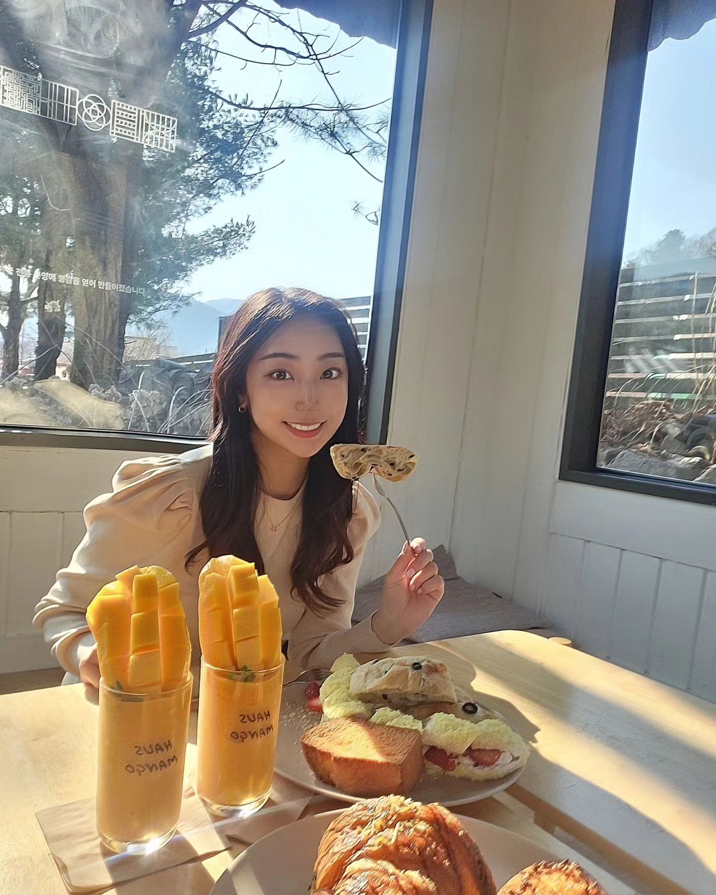 양평 또또간 빵 🥐🥖 맛집
'하우스 베이커리'
.
.
빵 잔뜩사서 
아늑한 하우스 오두막으로💕
.
.
시그니처 음료인 
애플망고🥭쥬스도 넘맛!!
.
.
여긴 또또 가야되는 
내 최애 카페 중 한곳🤎
.
.
.

#하우스베이커리#빵맛집#양평카페#양평카페추천#힐링#소확행#좋아요#사진#카페사진#애플망고#망고쥬스#마늘빵맛집#카페추천#행복#소확행#일상#일상스타그램#일상사진#드라이즈#양평드라이브#소통#힐링여행#오오티디#베이커리카페#HAUS#여유로운#또간집#양평나들이#서울근교데이트