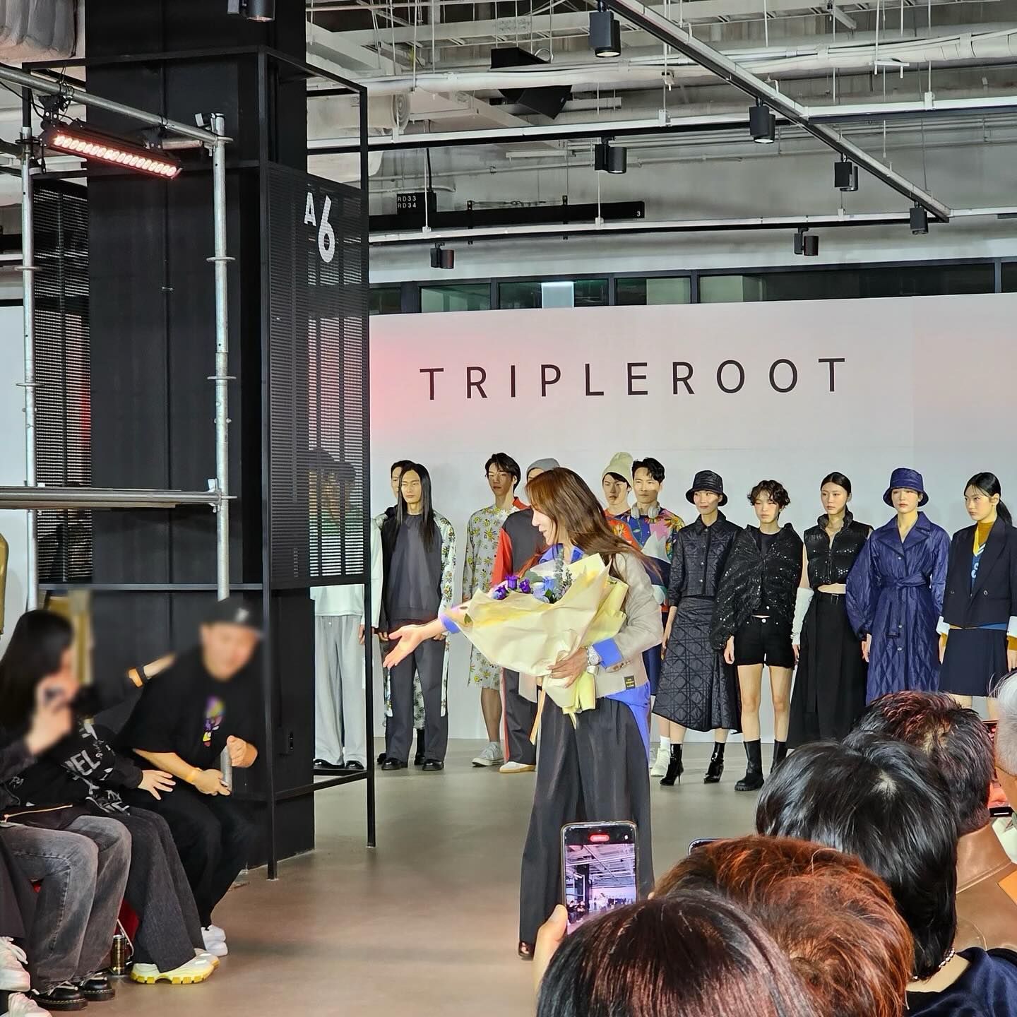 코엑스 더플라츠에서 열린 #트리플루트패션쇼 👗👖👚

유니크한 컬러감과 디테일이 돋보이는 의상에 눈길뿜뿜
역시 트리플루트가 트리플루트했다쑈!✨⭐️

#이지선대표님 완전 멋지고 또 멋짐폭발하던 날!
애정하는 든든 서포언니들과 함께하지 못했지만
뜻깊은 행사에 많은분들이 동참하고
세계로 뻗어나가는 트리플루트 언제나 응원합니당💕

패션쇼 후 #애프터파티 까지 완벽했던 날➰
이번에 출시된 맨투맨도 이쁨쁨
맛있는 음식에 멋진 공연까지 함께 즐겼던 날
완벽한 하루 였네요❤️

tripleroot.official 
#트리플루트#트리플루트서포터즈#패션쇼#tripleroot
#비스트로멕시#이태원파티#트리플루트맨투맨#이지선디자이너