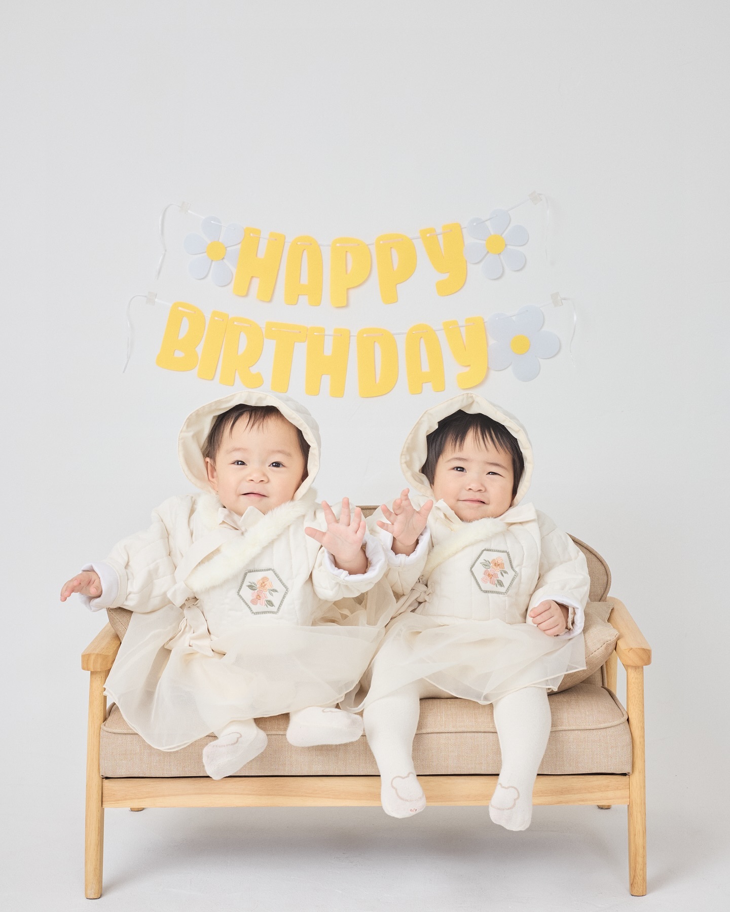 카사스튜디오에서 하나뚜울서이 초대해주셨어요❤️

덕분에 하나서이 400일 기념촬영 잘 하고왔어요🫶🏻
사실 하나서이가 돌치레를 겪느라
컨디션이 많이 좋지 않아서 걱정을 좀 했는데요
아기들이 환경에 적응할 수 있게 셀프촬영도 하고
이것저것 안전하게 탐색하게 했더니 
이렇게 예쁘게 짠! 웃어주더라고요❤️

대표작가님께서도 아기들이 편해지도록 많은 노력을 해주시고
친근하면서도 다정하게 잘 찍어주셨어요.
그리고 아기전문 스튜디오가 아님에도 불구하고
기저귀갈이대며 아기용품이 많아서 유부남인줄ㅋㅋㅋ
암튼 센스짱 작가님이셨어요✨

셀프촬영 또는 작가촬영을 선택할 수 있는데
하나뚜울서이는 둘 다 하고 왔어요!😎
적고 싶은 얘기가 많은데
다음피드에 가족사진 올리면서 좀더 말씀드려볼게요🌸💛💜

🌸casa.studio_official 
.
.
#뚜울부부👩🏻‍❤️‍👨🏻 #하나서이 #하나뚜울서이
#하나서이_12개월 #하나서이_394일 #하나서이_56주
#뚜울해❤️ #해둥이 #쌍둥이 #쌍둥이아기
#400일아기 #400일 
#카사스튜디오 #옥길스튜디오 #옥길사진관
#부천사진관 #부천셀프사진관 #부천셀프스튜디오