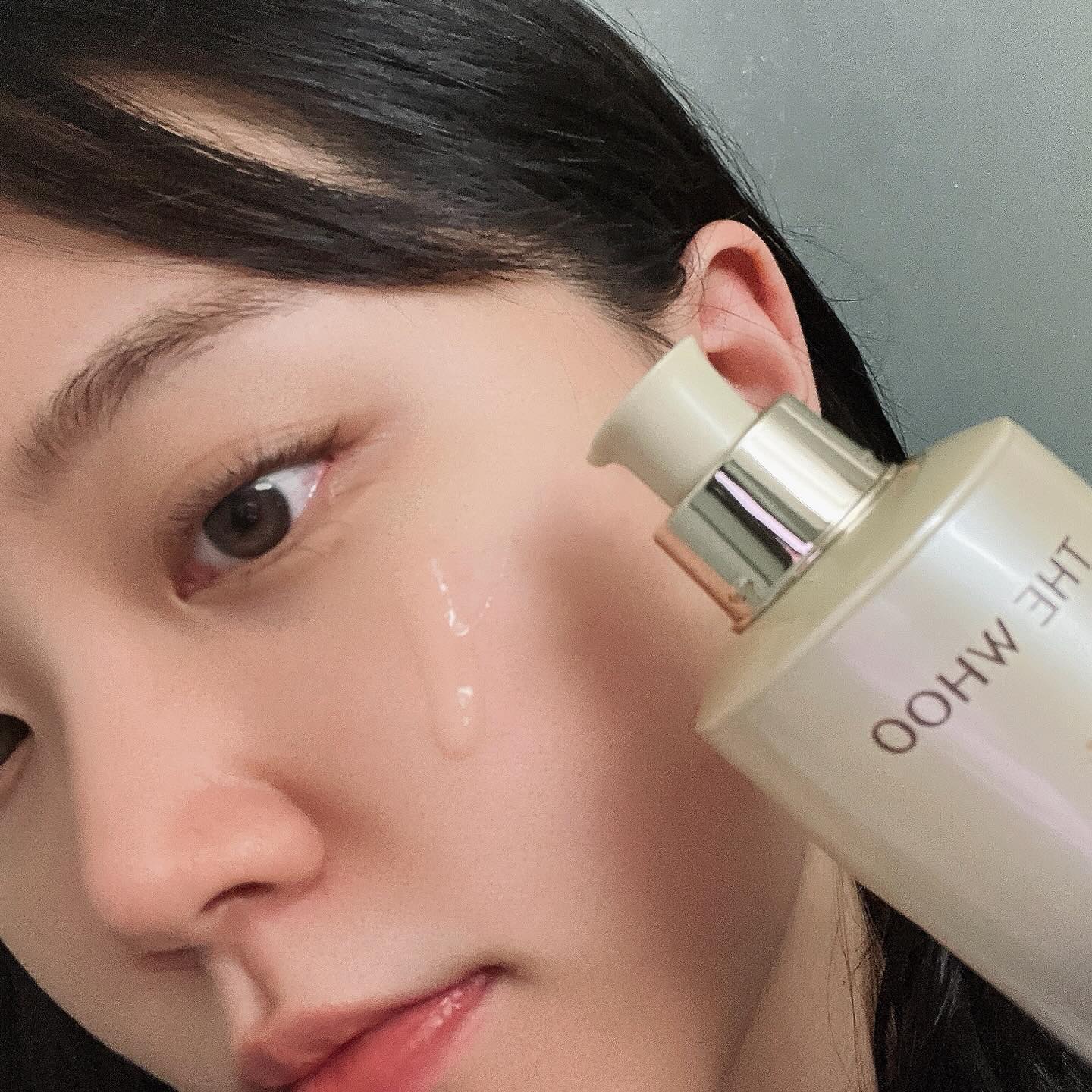 #광고
봄만 되면 먼지 알러지 때문에 얼굴 가렵고 난리도 아니라서 스킨케어에 신경을 엄청 쓰거든요😭

근데 협찬이지만 진짜로 비첩 자생 에센스 사용하면서 꽤 많이 좋아졌어요🫢

✨ 비첩 자생 에센스는 빈틈없는 피부 자생 균형이 만들어낸 24시간 피부 장벽 강화, 리페어, 윤기, 탄력, 보습, 항산화 기능이 있어 안티에이징 에센스로 딱이더라구요

✨ 비첩 자생 에센스에 함유된 NAD Power24™는 DAY & NIGHT 24시간 안티에이징 효과가 있는데요

✨ 낮에는 외부로부터 피부 장벽을 보호하고 밤에는 손상 받은 피부를 진정시키고 장벽을 리페어 하는 기능을 한다니 다들 사용해 보셨으면 좋겠어요🥹

#더후 #THEWHOO #NAD에센스 #비첩NAD #24시간안티에이징 #장벽케어 #에센스추천 #안티에이징에센스 #스킨케어추천