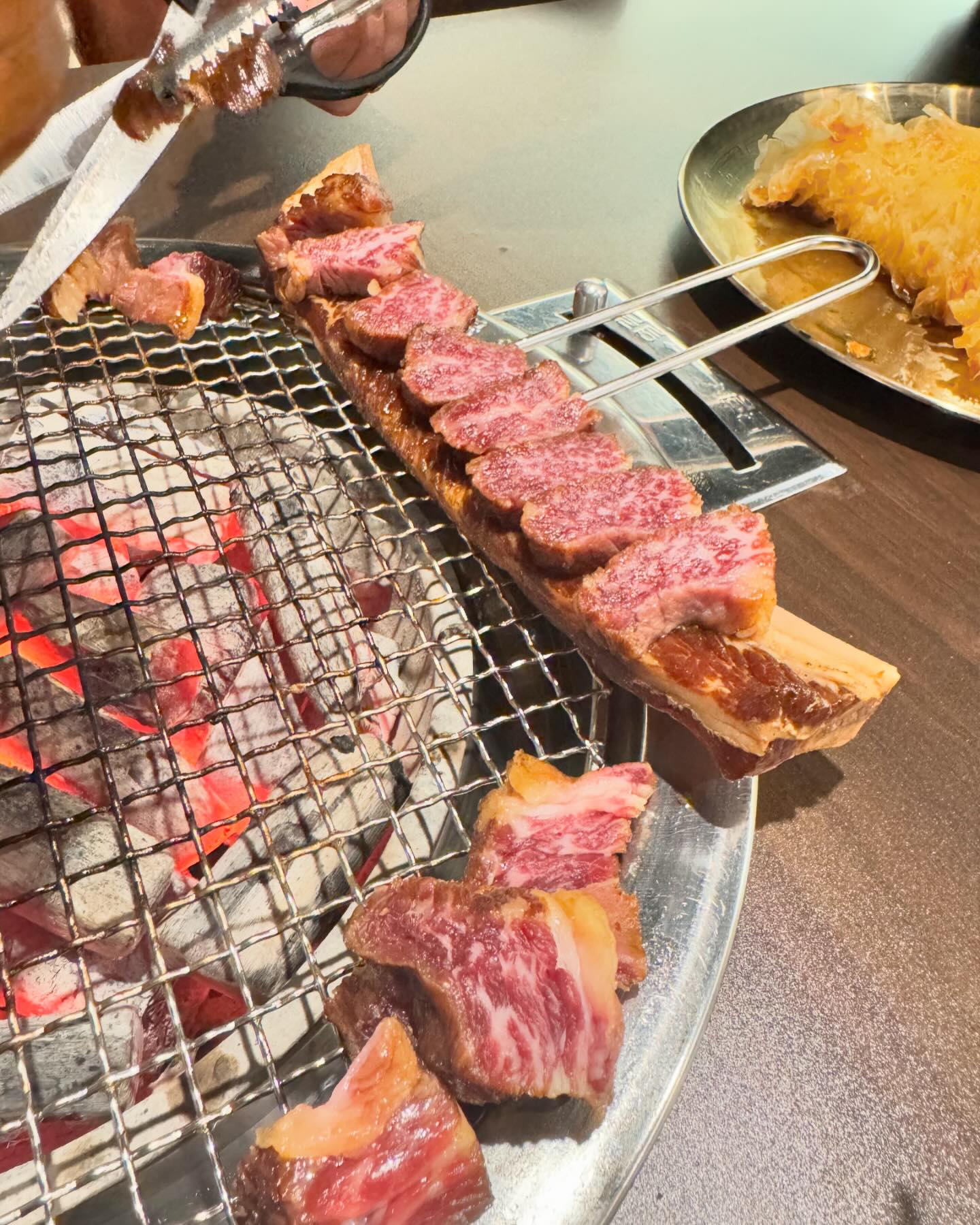 🥩 #본가숯불돼지갈비
하루중 가장 행복했아❕ 우대갈비🐮
수성못 맛집이라구 유명해서 방문!
유명한곳은 다 이유가 있네용,, 
인테리어도 깔끔하게✨
밑반찬도 정갈하고 사장님도 친절하시고 
재방문의사 *10000000% 

.
.
.
.
.
📍대구 수성구 용학로 68
#본가숯불돼지갈비 #수성못맛집
#수성구맛집
#대구우대갈비