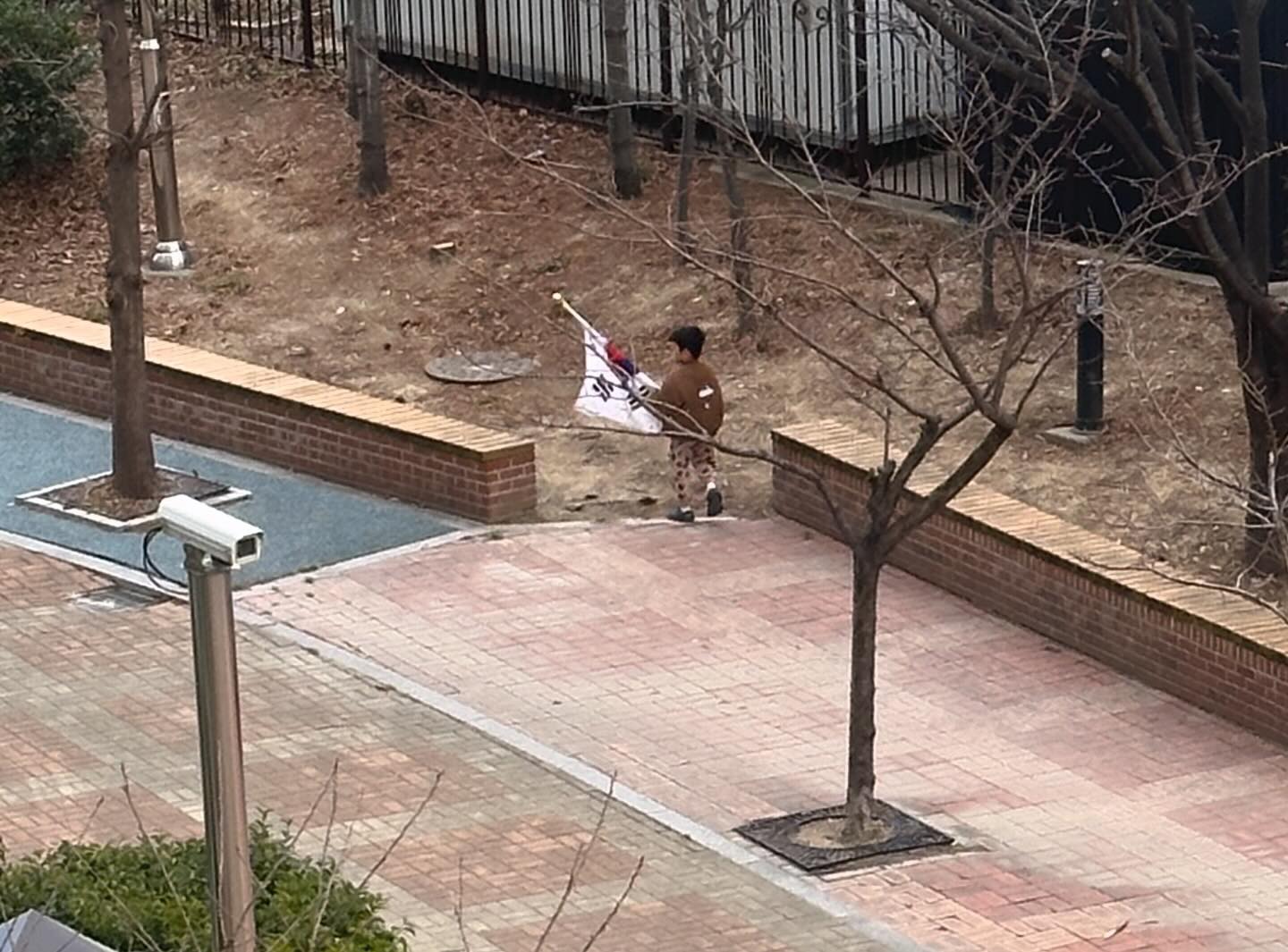 .
우리 아들의 몸에는 
독립투사의 피가 흐르고 있는게 분명하다
놀이터에서 태극기 휘날리며 노는 애
.
.
#태극기휘날리며