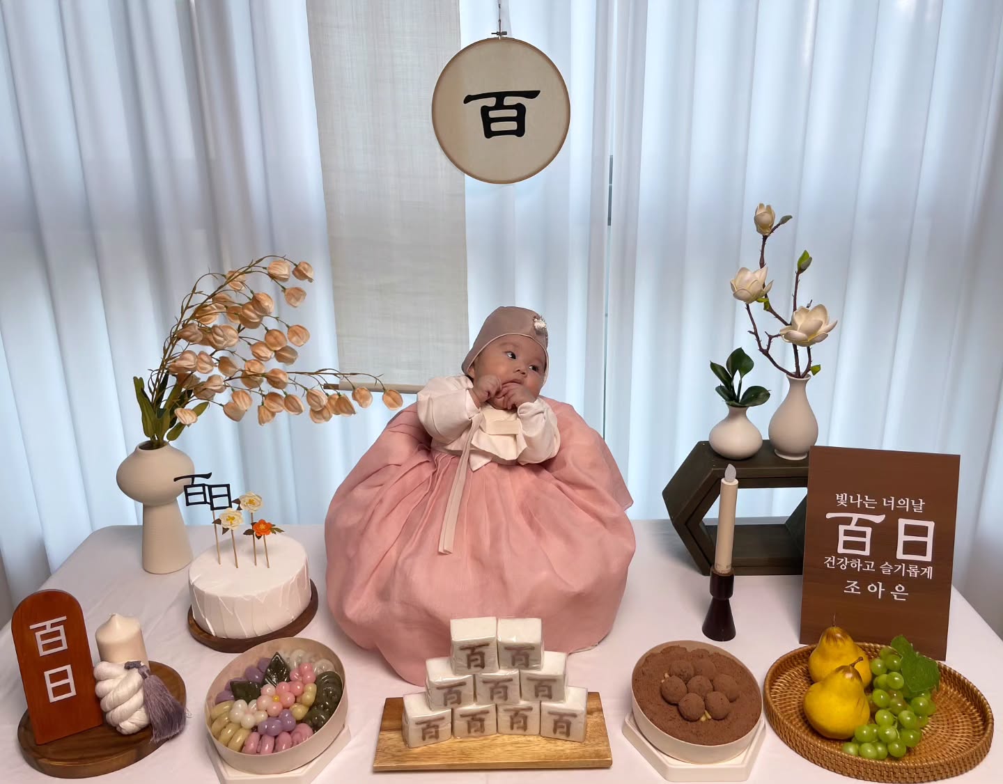 D+99
어제 백일상을 했지만 오늘이 진짜 100일 되는 날 : )

어제도 주먹고기 먹는다고 바쁜 딸이지만 귀엽네
사진 촬영한다고 못 먹게 했더만 딱 1번 뿌엥 시전
그것도 그것대로 귀여운 맛

엄마도 엄마가 처음이라서 많이 서툴지만
지금까지 엄마가 하는대로 잘 따라와줘서 고맙고
개월 수 +3시간이 통잠이라는데
하루도 안 빼먹고 통잠 자줘서 고마워
아직 12시간의 통잠은 원하지 않으니깐 천천히 자라주길🐥

특히 아빠 닮아서 고마워
엄마를 닮았으면 눈이 작았을텐데....

현재까지 원더웍스를 느끼지도 못 했고
등센서도 낮잠에만 1-2주 있었지 밤잠에는 2번 그랬나
그 덕분에 순하다 순둥이다 말을 듣지만
육아는 역시나 힘들다
새삼 셋을 낳은 울 순희씨 대단해

앞으로 더 많은 원더웍스가 남았지만
아은이랑 잘 넘길 수 있도록 할게
내 딸, 아은이 백일 축하해💛
#100일 #100일아기 #백일 #백일사진 #백일상 #24년생 #용띠맘 #청룡띠맘 #육아소통