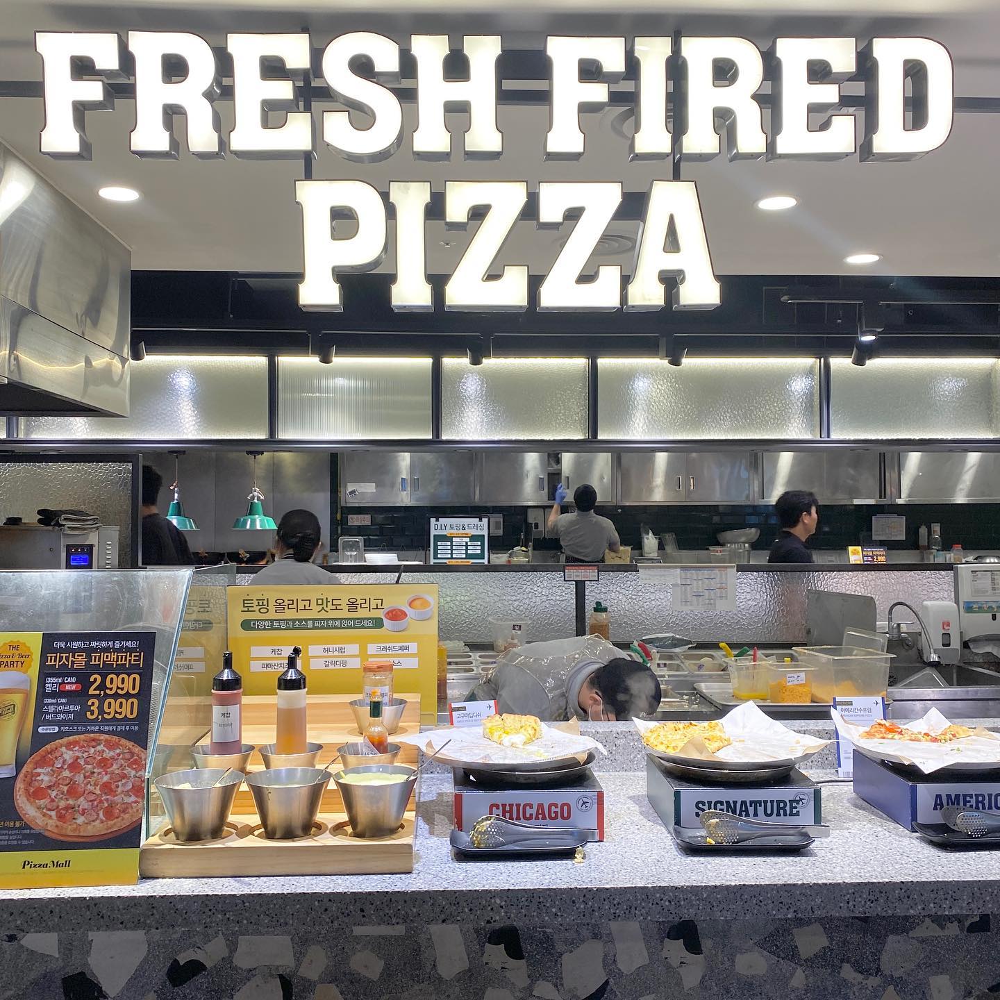 #협찬
🍕피자몰🍕
⠀
울산 성남동 맛집 피자몰🤍
이번 추석 연휴때 신메뉴 먹으러 갔다왔어요
텍사스BBQ, 갈릭브레드피자, LA핫치킨 등 주말에 가니까 맛있는거 한가득🥹
⠀
그릴드갈릭치킨, 로제파스타, 프레시홍합스튜, 그릴드하바나콘, 논알콜와인칵테일까지~~
디저트로 오로라케이크, 마시멜로우브라우니, 군옥수수아이스크림에 마지막으로 와플까지 완벽👏🏻
⠀
육아 한다고 맨날 식은 음식 먹었는데🥲
회전율이 높아서 따뜻한 피자를 바로 먹을 수 있어서 넘 좋았다🫶🏻
⠀
#협찬 #피자몰울산 #울산성남동맛집 #울산맛집 #피자뷔페 #샐러드바 #미국식피자