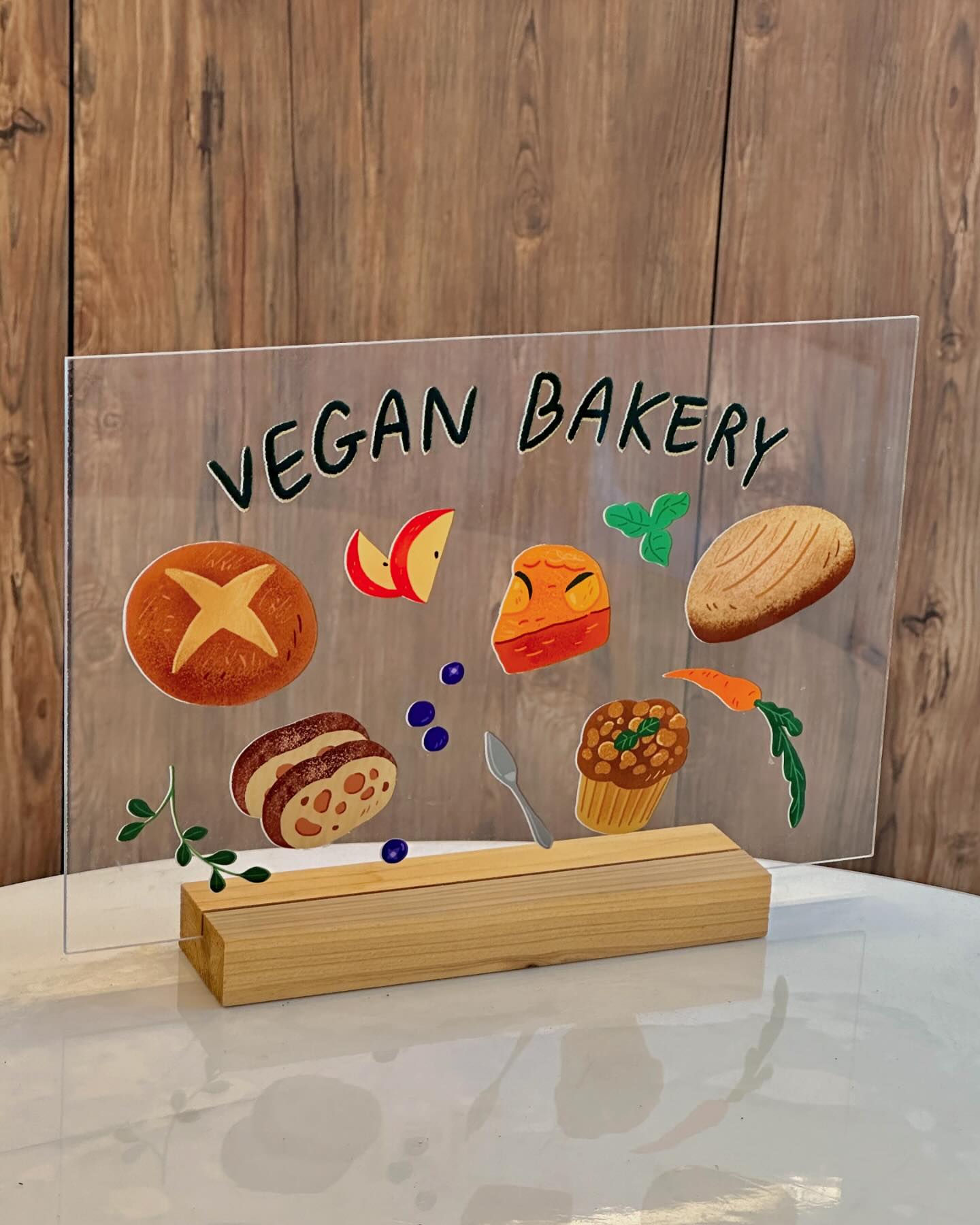 🍞🥖🥐🤎
delight_bakery_vegan #딜라이트베이커리 #무선빵집 

아이가 있어서 동네에 #비건빵집 찾아왔어요. 🫶🏻 건강한재료인데 맛있기까지해요!😍 마지막 남은 (비건) 쌀 뺑오쇼콜라 득템!!했는데 초코가 진짜 찐~하고 맛있는 초콜렛이고, 빵이 쫜득 쫜득!🤤🤤 이건 꼭 먹어야해!!!를 외쳤답니다ㅋㅋㅋ 그리고 소시지빵도 맛있어요 👍🏻 하율이가 자기가 남은거 먹을거라고 엄마빠 먹지 말라고 할 정도였어요 🙄 신메뉴인 수정과+샷추가▶️ 수샷추 마셔봤는데!! 달달한 수정과에,(계피향이 강하지 않았어요!) 마지막엔 커피맛으로 깔끔하고 맛있어요 갈증해소에 아주아주 좋더라구요 >< 

하율이가 종종 돌아다니는데도 불편한 기색없이
오히려 신기한것들 더 꺼내주시고 비건젤리까지 주신 사장님🥹
친절하게 응대해주셔서 정말 감사했어요.🫶🏻

비건젤리와 맛있는 빵이 가득하고
돈시몬 쥬스도 판매하고있어서 
아이데리고 갈 카페로 완전 추천드려용!!!! 
#우리쌀 #우리밀 #비건베이커리 🍞🥖🥐🧃☕️💖