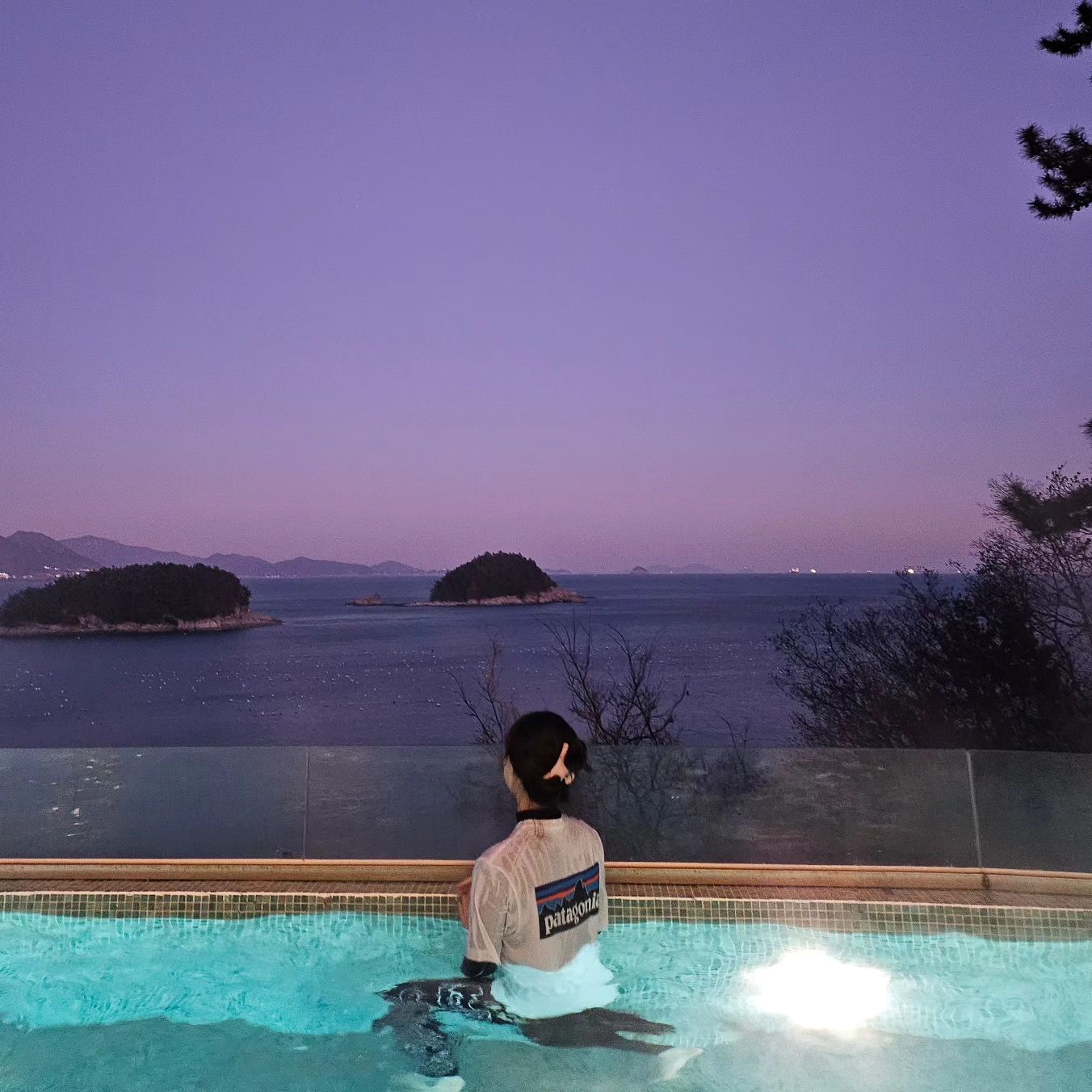 미국 중국 한국 요기조기 모두 모여 더욱 즐거웠던 #여수 🌃
다음엔 제주도에 전용기 띄울게요 약속.. 그니까
매년 놀러가기도 약쏘옥 🤙
쌤 다정언니 한동안 이명왔죠?! 참아주셔서 감사해요! 사랑해요! 
놀언니 열창과 열심수다 감사해요! 사랑해요!
모두 어디에 계시든지 시끄러운 제가 늘 응원함니둥 
아직도 영상 사진 보면 입꼬리가 탈춤ing에요 오호홍 ~😘♥️