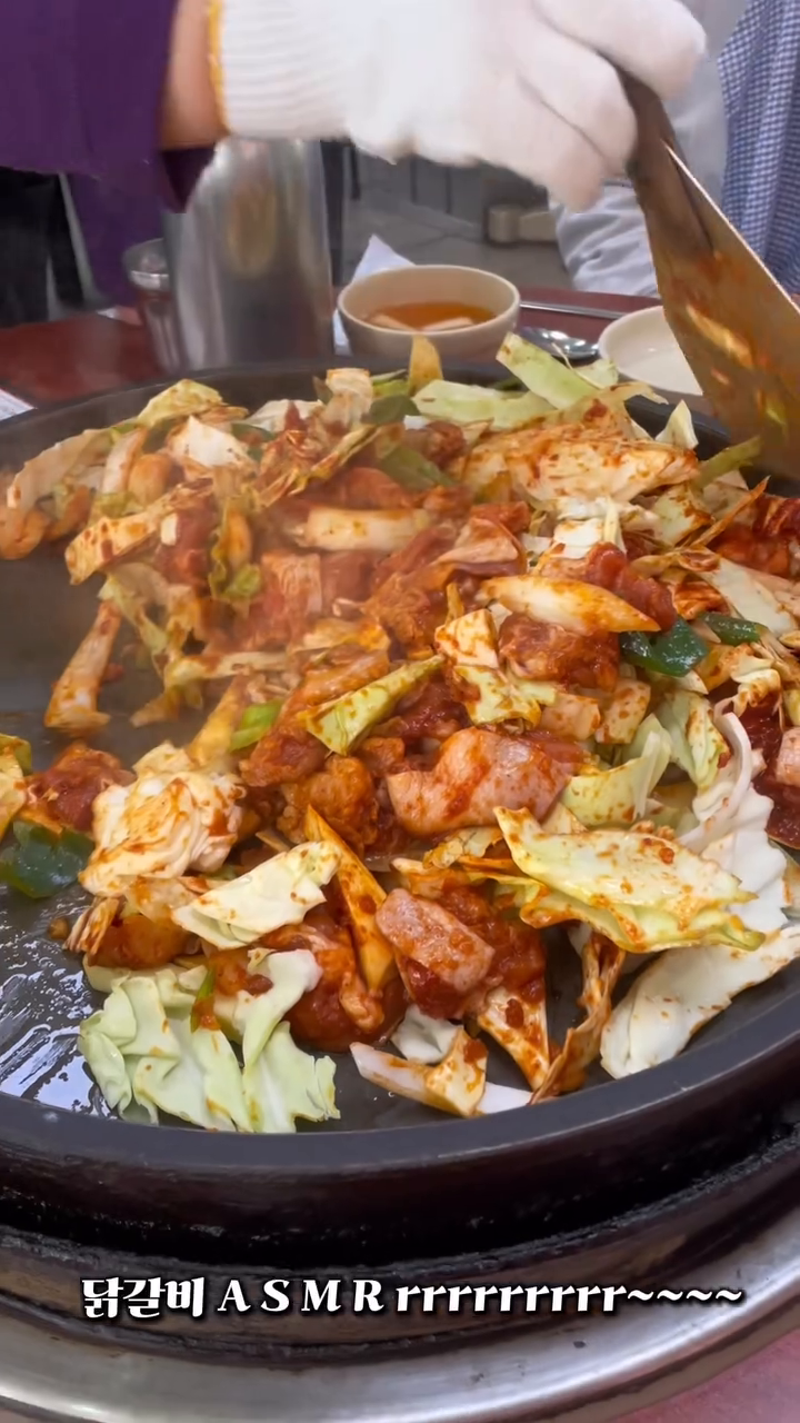 #춘천맛집 #일점오닭갈비 #1.5닭갈비

춘찬사람들은 여길 간다던데 맞나요???
지금까지 #통나무집닭갈비 만 알았는데 또 다른 맛이네요🫢🫢
통나무집이 양념에 좀 더 센 느낌이었어요
  일점오닭갈비 슴슴한데 자꾸 생각나는 닭갈비였어요
(닭갈비는 다 똑같은 맛이라고 생각했는데 잘 모르고 있었던거였네요🫣)

11시부터 오픈인데 10시반에 갔거든요?!! 테이블이 반이상 차있는거에 놀랐어요ㅎㅎ

1989년부터 영업해온 춘천닭갈비의  살아있는 역사, 1.5닭갈비입니당💛

✔️강원 춘천시 후만로 77 1.5닭갈비
✔️영업시간: 월~일 11시~ 22시
✔️1jum5
👉👈첫 릴스인데 어때요???올리면서도 너무 떨리네요🫣🫣
