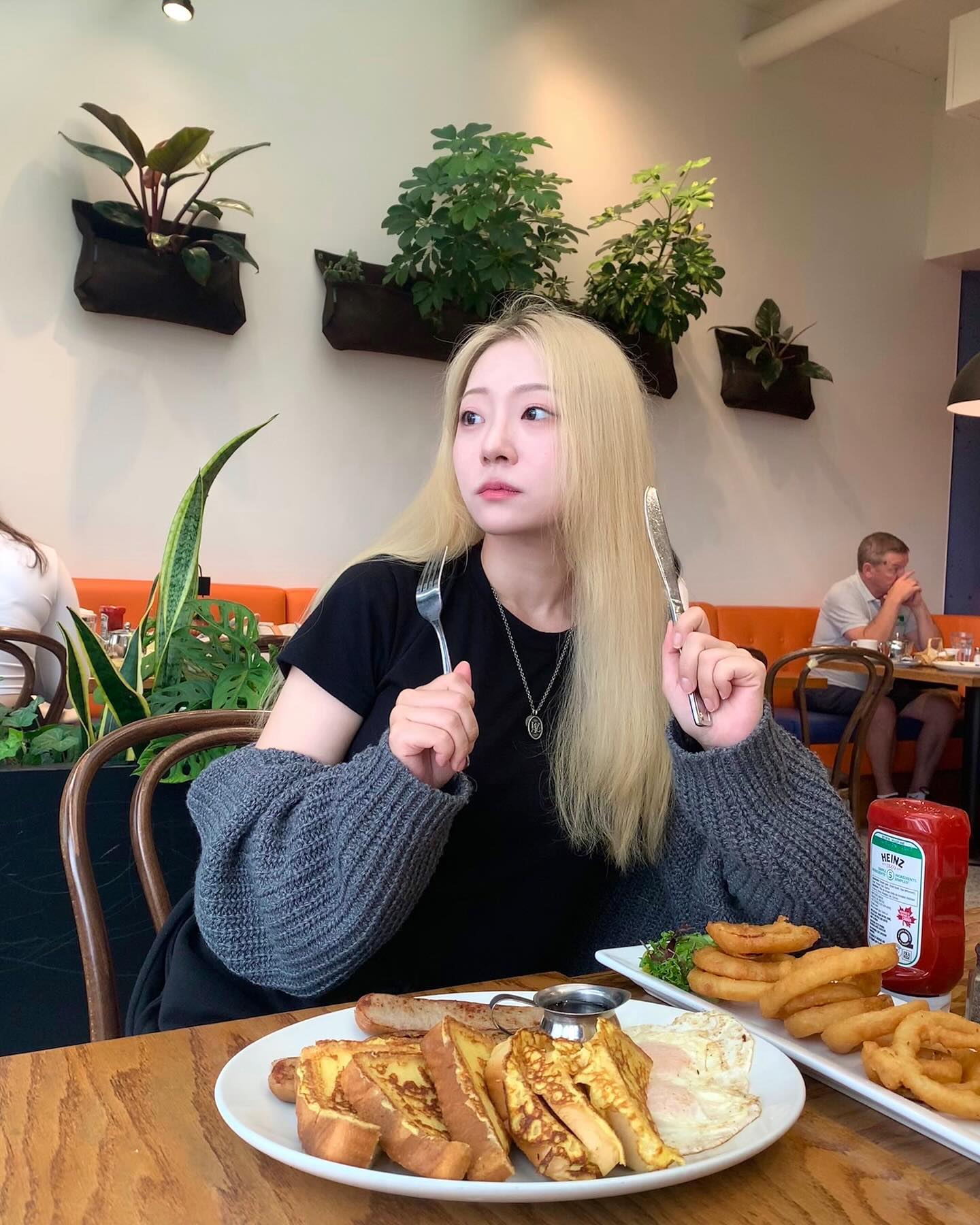 뉴웨스트민스터에 있는 브런치 카페🇨🇦

프렌치토스트가 너무 먹고싶어서 꽤 유명한 브런치 맛집 Angelina’s Dutch Corner에 다녀왔어요ㅎㅎㅎ
French Toast with Bratwurst를 주문!! 달걀은 over easy로 주문!!🤩 어니언링도 진짜 바삭바삭하고 마요소스도 너무 맛있었어요!!!

#밴쿠버 #밴쿠버맛집