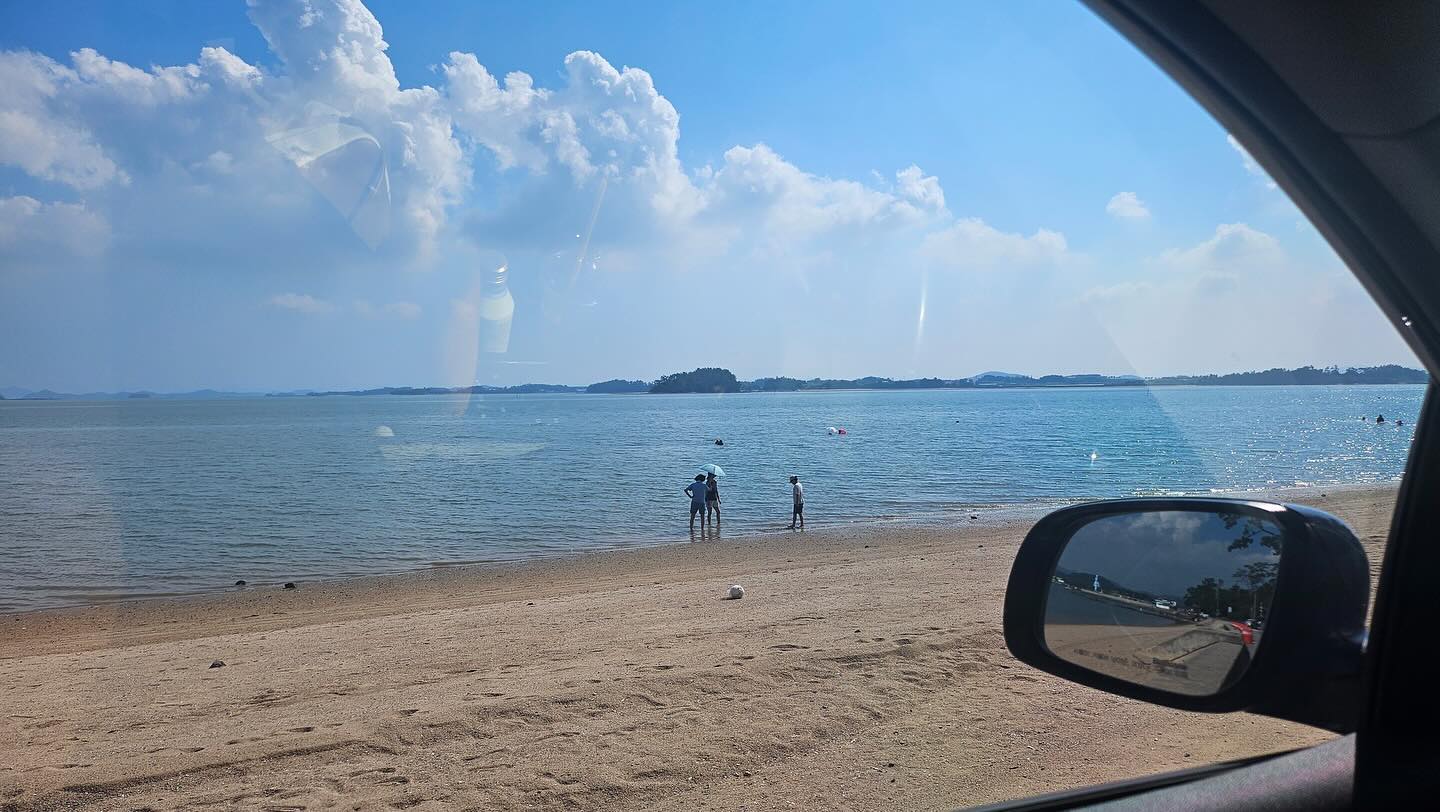 휴가3 톱머리해수욕장
무안 왕할머니댁 가면 꼭 가는 곳
애들이 물에 들어가겠다고해서 잠깐 아주 잘 놀았음
땡볕이라 우산썼는데도 땀이 줄줄😱
하윤이 낮잠시간이라 아빠는 차에서 대기
수영못하는 엄마는 발만 담그면서 말로 알려주기ㅋㅋㅋㅋ
결국 아빠가 오니 제대로 하네🤣🤣
사람도 넘 많지 않고 탈의실이랑 샤워실도 있어서 
가볍게 놀러오기 좋은곳!
물빠지면 고동도 엄청 많이 잡을 수 있음!
오가는길도 초록초록 예뿌다💚
#여름휴가 #여름방학 #해수욕
#무안 #톱머리해수욕장 #갯벌