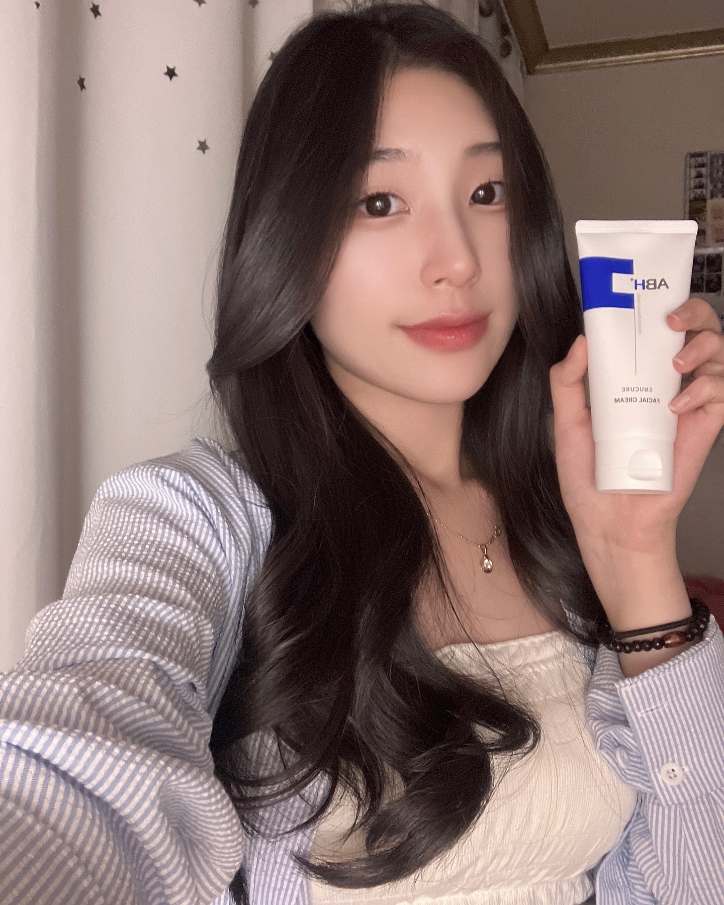 요즘 나의 데일리 수분크림

전부터 관심있던 브랜드였는데 이렇게 써보니까 정말 좋았어요🤍

지성 피부 민감성 피부도 사용 가능한 약산성 수분크림이에요! 특허성분 ABH당 포함하였어요
가볍고 촉촉한 제형이라 부드러운 발림성이 특징이에요 무자극이라 안심하고 쓸 수 있어요! 
끈적임 없이 산뜻한 마무리감이 정말 좋아여름에 사용하기 적절한 것 같아요
피부 건조 및 피부 장벽 개선해주고 예민해진 피부 를 진정시켜 주는데 도움을 준다는 느낌을 받았어요

#정진호이펙트 #abhplus #수분크림 #수분크림추천 #피부장벽크림 #장벽크림 #피부장벽강화 #수부지크림 #수부지수분크림 #지성수분크림 #여름수분크림 #협찬