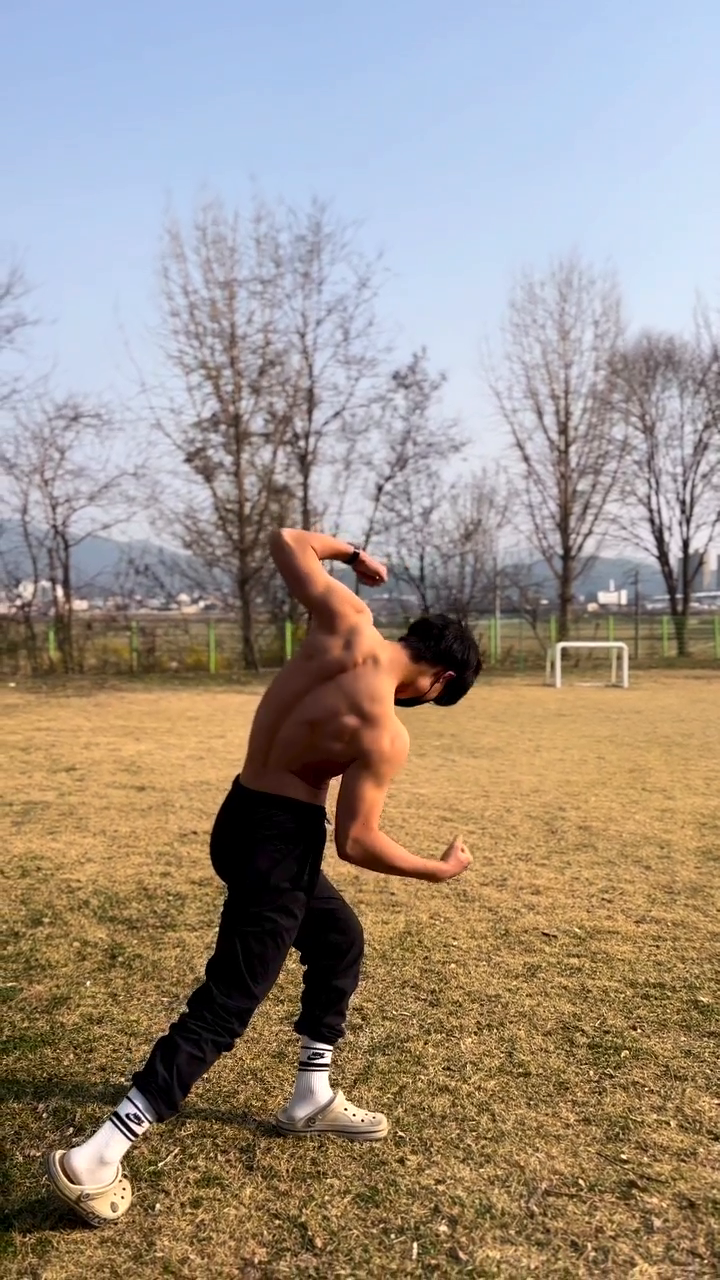 학교 풋살장에서..촬영 도와준 카메라맨 김지원외 11명 아리가또  고자이마스 복근 열심히 해야제 #05년생 #헬스 #릴스