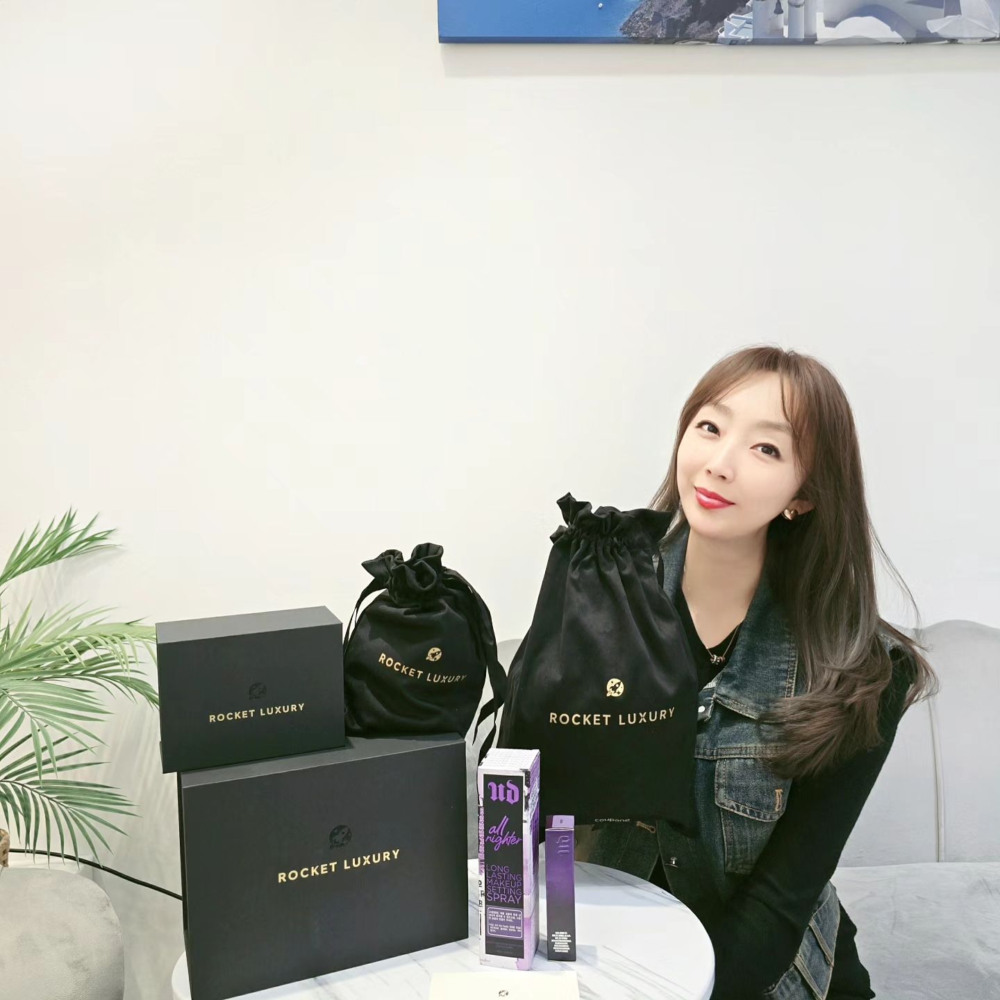 #광고
#쿠팡 #쿠팡뷰티 

요즘 쇼핑하는 재미에 푹~ 빠진이유!
바로 #쿠팡로켓럭셔리 덕분인데요!
백화점에 가야 구입 할 수 있던 명품브랜드 화장품들을
모바일로 간편하게 주문하면 고급스러운 포장패키지와 함께
로켓만큼 빠른배송으로 만족을 주고 있어서 너무 좋더라고요!
저도 이번에 어반디케이 라인을 쿠팡에서 정품인증을 해준 덕분에
안심하고 로켓배송으로 만나보고 넘나 만족했어요!
배송을 받으면 감탄사가 나올 듯 고급스러운 패키징 덕분에
주변분들께 선물을 해도 정말 좋을듯해요!
비오템, 설화수, 오휘, 헤라, 바비브라운, 크리니크, 
빌리프, 시세이도, 더후 등등
다양한 명품브랜드 화장품을 만나볼 수 있다는 사실!
그런 쿠팡 로켓럭셔리에서 반가운 소식이 들리네요!

🎁 럭셔리 뷰티 페스타 기간 : 24.04.01 ~ 24.04.07 🎁
와우회원인 경우 로켓럭셔리 구매 가격의 10%가 
쿠팡캐시로 적립도 되더라고요!
거기다 일주일간 일정구매 이상 구매시 쿠폰 혜택 및
사은품 증정까지 있다는 사실!
👍쿠팡의 가장 큰 뷰티 프로모션인 
🎁럭셔리 뷰티 페스타 '럭뷰페'를 검색후 만나보세욤! ✨🎉

#로켓럭셔리 #선물추천 #럭셔리뷰티페스타 #럭뷰페 #뷰티프로모션 #명품화장품
#어반디케이 #어반디케이아이섀도우 #어반디케이 #올나이터메이크업세팅스프레이