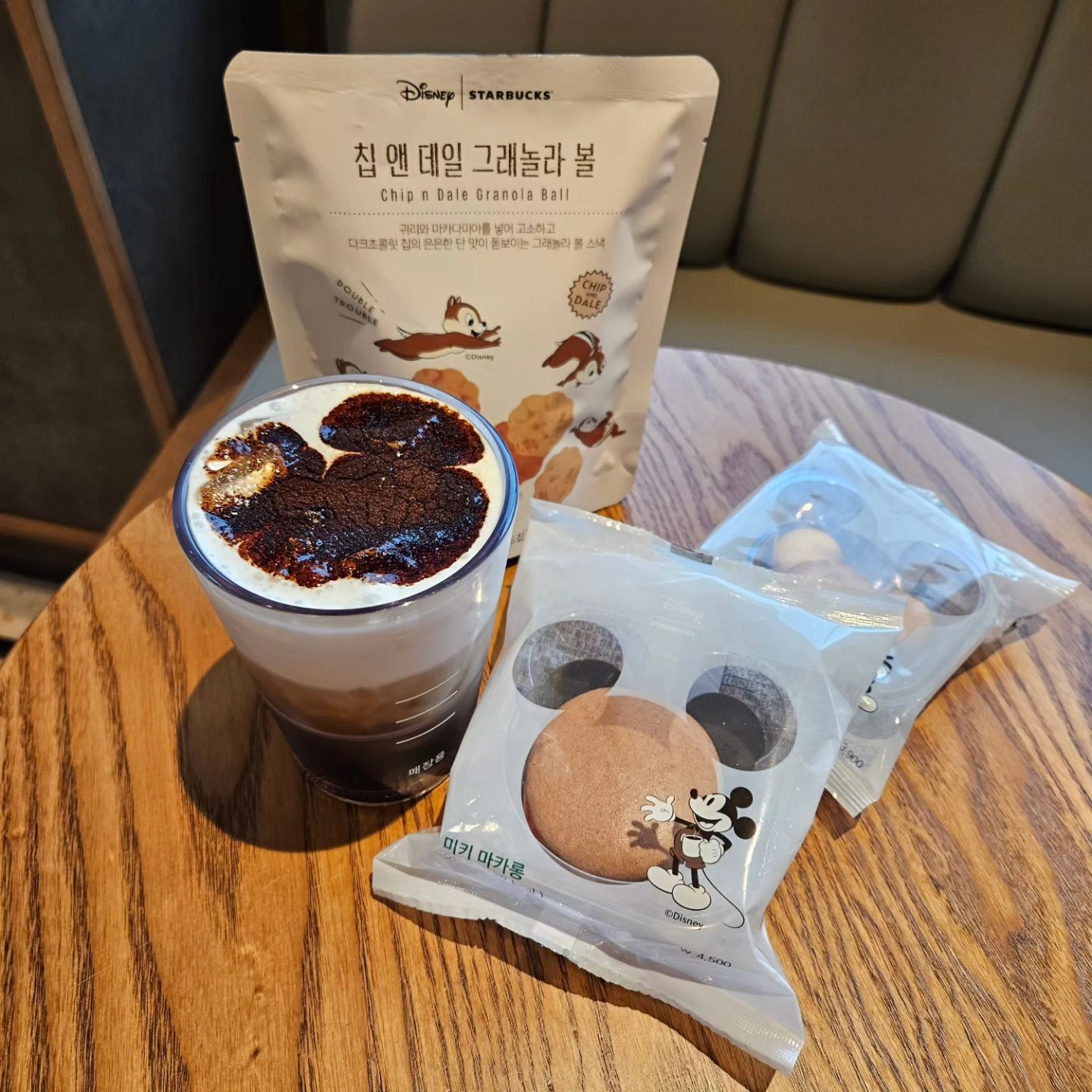 🍴

디즈니 X 스타벅스 콜라보 메뉴 먹어보고 왔어요.
디즈니 처돌이인 사람이라 빠르게 출근길에 방문했어요.
디즈니랑 콜라보 했다고 원래 스타벅스 가격보다 살짝 더 비싸긴 하더라고요.
이번에 먹어본 제 원픽은 칩 앤 데일 그레놀라볼이 제일 맛있었어요.
만약 재구매를 해야 한다면 칩 앤 데일 그레놀라볼과 미키 마카롱 일 것 같아요.
다른 건 굳이 안 드셔봐도 될 것 같고 그레놀라볼 이랑 마카롱은 한번 드셔보셔도 좋을 것 같아요.

▪미키 딜라이트 콜드 브루 6,500원
▪미키 마들렌 3,900원
▪미키 마카롱 4,500원
▪칩 앤 데일 그레놀라 볼 4,900원

#스타벅스 #스타벅스디즈니 #디즈니스타벅스 #디즈니스벅 #스벅디즈니 #스벅디즈니콜라보 #미키마들렌 #MickeyMadeleine #칩앤데일그래놀라볼 #ChipnDaleGranolaball #미키마카롱 #MickeyMacaron #미키티라미수 #MickeyTiramisu #미키딜라이트콜드브루 #MickeyDelightColdBrew #디즈니스타벅스콜라보 #스벅x디즈니 #디즈니x스벅 #KOREAONLY #스벅신메뉴 #스타벅스콜라보 #스타벅스사파 #창원스타벅스 #스타벅스사파점