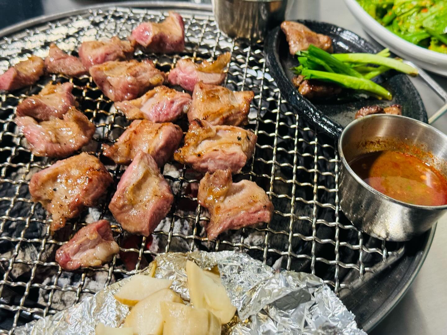 고기 먹을때 제일 고민 되는 건 아무래도 소냐 돼지냐 부터 어느 부위를 먹을지 까지이다.
한번에 모든 맛도리 돼지 부위를 맛 볼 수 있는 참 잘하는 고기집 등장이요!
대구 종로 #남행

강원도에서 남쪽으로 내려온 남행은 강원도에서 직접 공수해온 굴참나무 백탄 숯불로 직접 구워주는 곳이라, 
더 맛있을 수 밖에 없는 집 일거 같다. 
요즘은 뭐든 구워서 잘라주는 고기집이 최고! (똥손인 나를 포함 모두가 좋아할 곳)
 가장 시그니처 메뉴는 갈매기살이라고 해서 소금 2인분 + 양념 2인분 요렇게 주문.
갈매기살 굽는게 참 어려운데 딱 적당한 굽기로 구워서 잘라주시니 먹기 넘 편함. 
기본찬으로 고추장찌개가 함께나와서 고기 굽는 동안 먼저 소주 한잔 적시고 있으면 됨. 
고기에 곁들여 먹을 수 있는 기본찬과 소스도 다양하고, 직접 신경써서 들여온 황태소금에 콕 찍어 먹으면 완전 맛있음.
고기랑 같이 김치말이국수를 먹었는데, 황태비빔국수와 낙지젓 볶음밥도 인기템이라고 함. 
김치말이국수는 냉국수라서 시원하게 뜨거운 고기랑 먹기 좋음. 
고기 다 먹고 나가는 길에 주신 아이스크림 서비스-! 나 이런거 넘넘 죠아하쟈나...!
고기 다 먹고 아이스크림 마무리는 쩝쩝박사들에겐 국룰. 
요런 세심한 서비스가 돋보여서 더욱 재방문하고 싶게 하는 곳임.

* 여러명이서 간다면, 특수부위 모듬구이나 촌돼지 소금구이 한접시를 시켜보기! 다양한 부위를 즐길 수 있음.
* 갈매기살도 맛있지만, 취향에 따라 항정살이나 가브리살, 촌돼지삼겹살도 맛있을 듯. 
* 잭허니 하이볼을 포함해 다양한 하이볼도 판매하고 있구, 얼음 생맥도 있어 원하는 주류로 곁들여 먹기 좋음. 
* 주말 저녁엔 웨이팅 있을 수 있음! (맛집의 숙명임...)