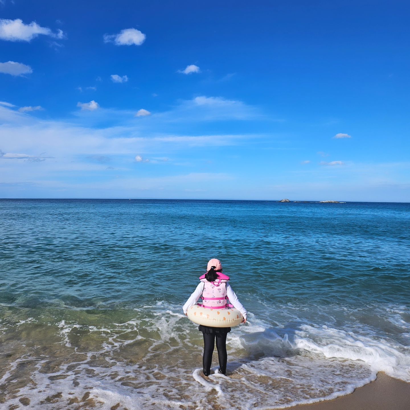 .
날이 너무 더워서 학교끝나고 물놀이 💙
뒷정리 귀찮지만, 역시 물놀이는 바다가좋구나
성수기 지난 경포는 여전히 덥지만 훨씬 한가하네
바다색 하늘색 너무 좋았던오늘
아직도 여긴 한여름🏖