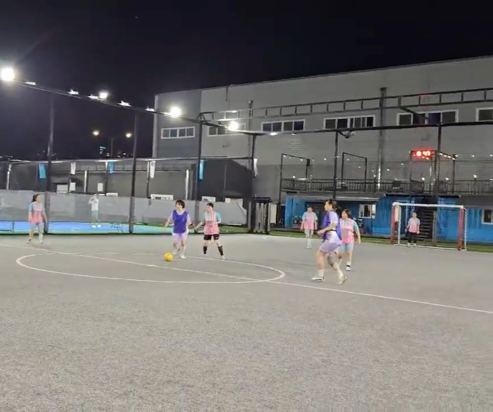 ⚽️

배운거 해보려고 생각했고 
영상보니 몇개 해봤고!! (실수,컷 당한것도 많았지만)
풋살에 자신감을 잃고 권태감이 오려하는 찰나에 
합이 맞는 플레이가 생기고 
서로가 뭘 하려는지 알고 알아주니
조금은 마음의 안정을 찾았다
고마운 골마담💜

#햄_풋살기록

2골 1어시 매치승🔥