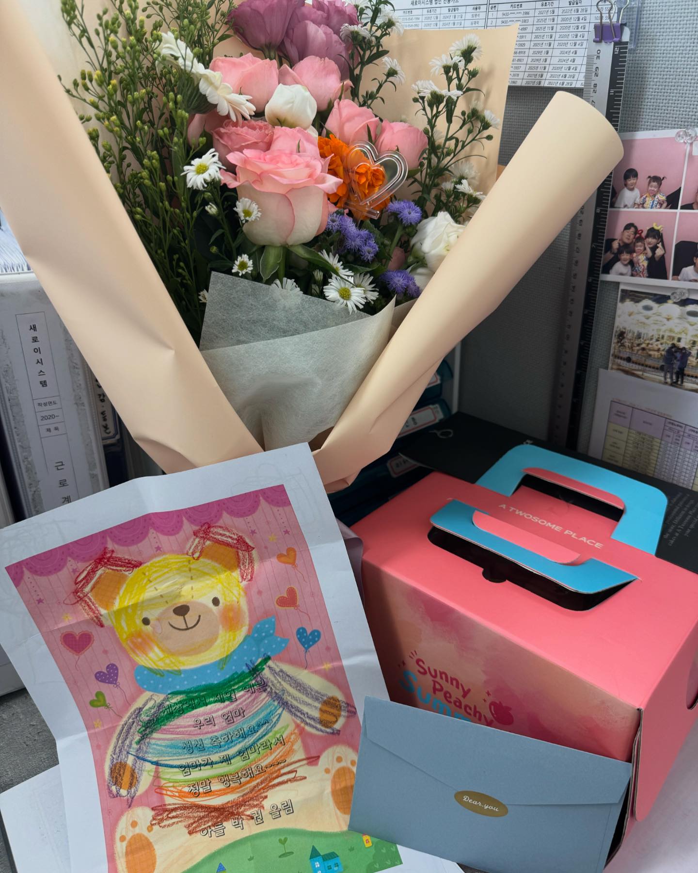 __해피 벌스데이 투 미💜

아침부터 열일하고 있는데 갑자기 이하나님이요~~~ 하는 소리에 뭐지❓했더니,,
오빠가 보낸 생일케이크랑 손편지가 담긴 꽃다발+권이 담임선생님께 부탁한 권이의 생일축하편지까지

진심 너무 당황스럽고 너무 놀랬지만 폭풍 감동🤭

이렇게까지 축하받을지 몰랐던 오늘 하루
다들 너무나도 감사합니다❤️

#생일 #마이 #벌스데이 #happy #birthday #to #me #감사합니다 #생이례이크 #케이크 #투썸플레이스 #복숭아 #복숭아케이크 #꽃다발 #손편지 #아들 #딸 #생일카드 #축하 #폭풍감동