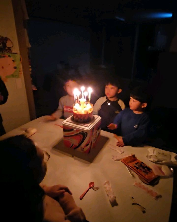 울 율이 평생 기억 남을 생일파티❤
엄빠동생말고도
좋아하는 사촌누나 형아들과함께
생일을 맞이해
너무 좋은 울 아들❤

4.28로 태어난 울아들이
벌써 키는 124cm 몸무게는 29키로...ㅋㅋ
많이도 컸다..ㅋ
내년에 초등학생이 된다는것도 믿기지 않네..ㅋㅋ

얼집에서 생파...집에서 생파..교회에서 생파
생일파티 3번한다고 좋아하는 우래기💕

엄마 아들로 태어나줘서 고마워❤
생일축하해 아들❤❤❤❤