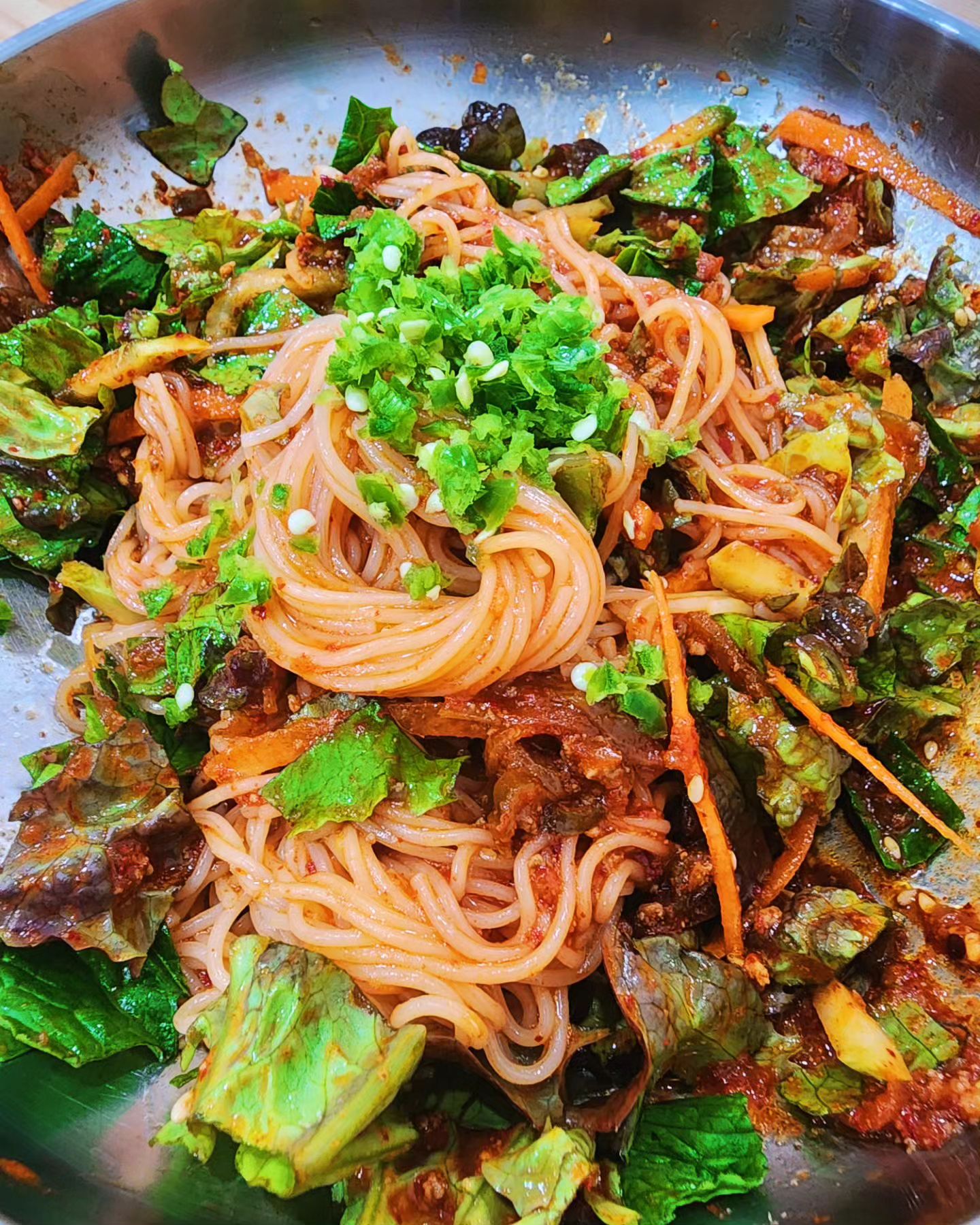 #비빔국수
#면순이

야채 많이 들어갔으니까
살 안찌는거 마찌?🙄

오늘 추워도 
너~~~~~무 춥따🥶
.
.
#다이어트한다고했던거같은데
#작심1일