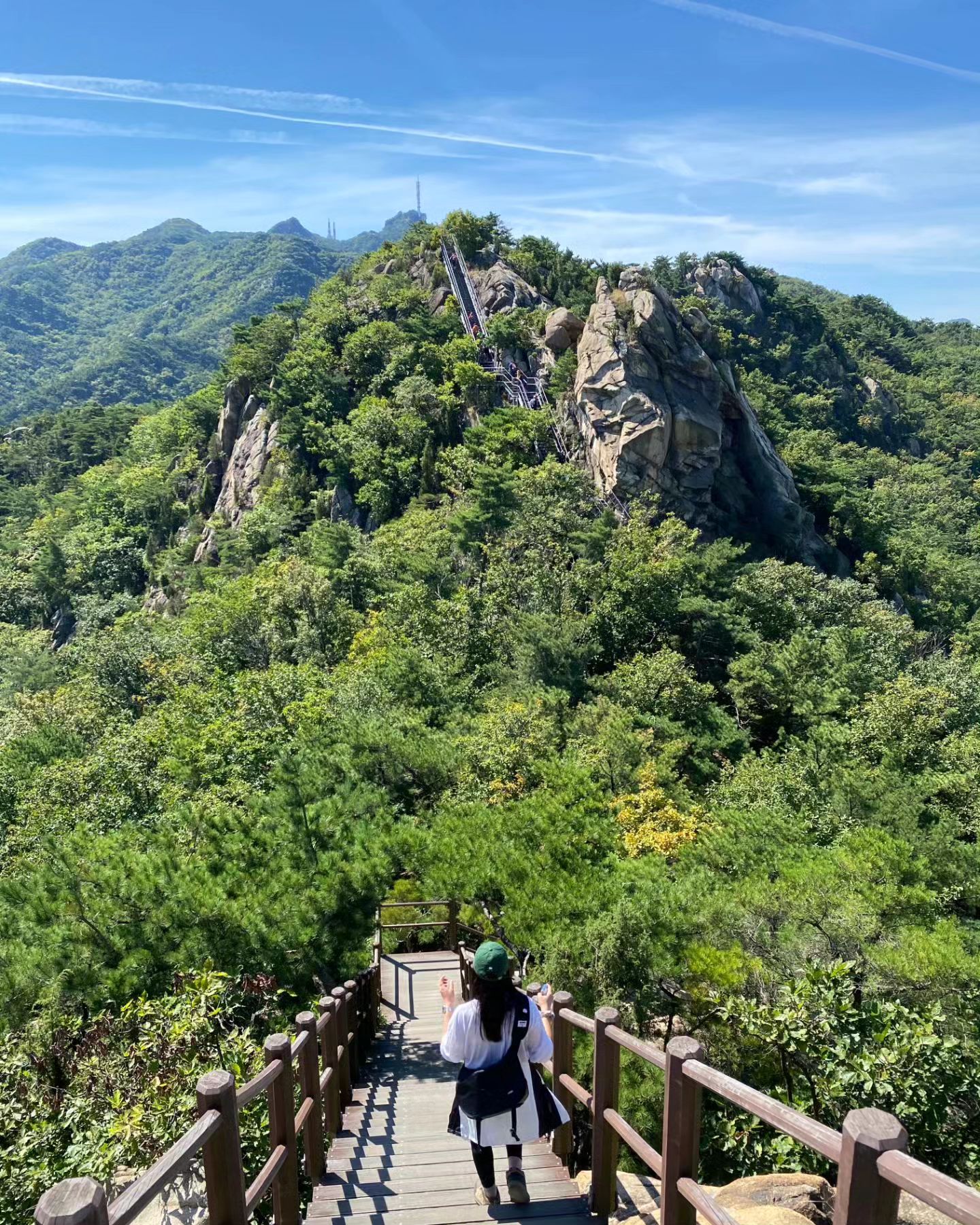 연휴 끝을 부정하다 올리는 저번주 등산💚
사당에서 서울대입구로 끝나는 관으아아아아악산⛰️🔥

찐상이랑 둘이 갔으면 첫번째 봉우리에서 여기가 정상이구만~~~ 하고 돌아갔겠지만, 교관 밍챠챠 있어서 실패ㅋㅋㅋㅋㅋ
그래도 밍챠챠 덕분에 4시간만에 완주했당...!!⭐️

이제 찐상리스트 가을등산도 클리어✨️
.
.
#등린이 의 #관악산 #가을등산 끄읏-!