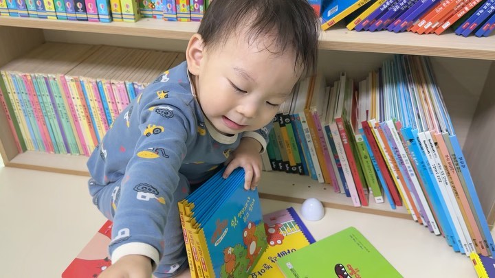 #제품제공 
 
🏷️ 공룡대발이 만나요
 

책 읽어주기가 지루해졌다거나,
아이의 관심이 떠난 것 같을 때!
혹은 아이의 집중력이 약해졌거나, 
애초에 책에 흥미를 가지지 못할 때
 
5가지 주제마다 색상이 다른 표지를 가지고 있는
공룡대발이 만나요라면 걱정 끝! 
 
새오운 놀이를 위해 공룡대발이로 같은 색깔 맞추기
책 쌓기 놀이를 했어요! 

당연히 그 중간중간 책 표지의 그림을 이용해
은근슬쩍 이야기를 만들어주니 더 좋아하더라고요❤️
다양한 시도의 책육아도 시도해보세요🙂
 
 
#공룡대발이 #대발이지옥 #아기책 #책육아 #대발이만나요 #20개월아기책