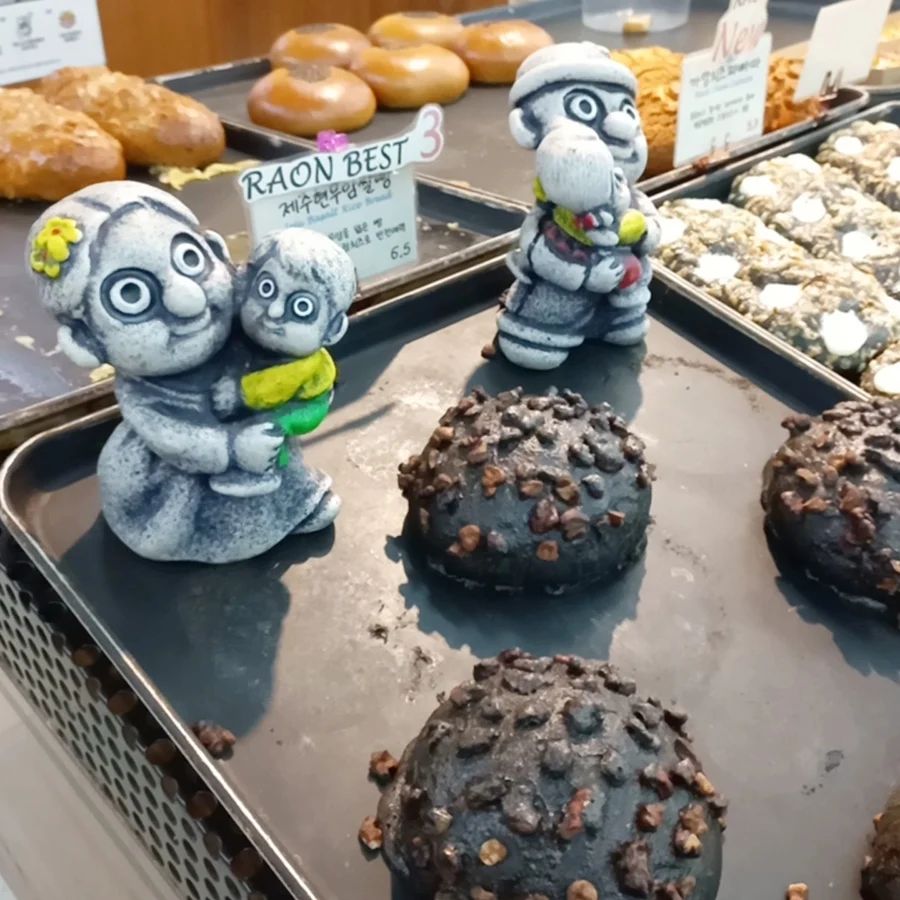 #협찬 #라온베이커리 

빵 좋아하는 울 가족들~
여행 다닐땐 거의 아침식사는 빵으로~ ^^

남녕마트 안에 있는 베이커리 라온베이커리에서 
넘넘 맛있는 빵들 먹고 기분 업~!
아이들도 맛있다고 너무 잘 먹더라고요. 

사가지고 숙소로 와서 아침에 먹고 차에서도 먹고~ 
여행다니면서 진짜 맛있게 잘 즐겼네요. 
대중적인 종류들도 있고, 
베이커리만의 시그니처 빵들도 많으니 
꼭 가셔서 드셔보시길~ ^^

raonbakeryofficial
#제주가볼만한곳 #제주빵집 #제주여행 #제주공항근처맛집 #제주도 #제주도맛집 #제주도민맛집 #제주살이 #제주핫플 #제주빵지순례
