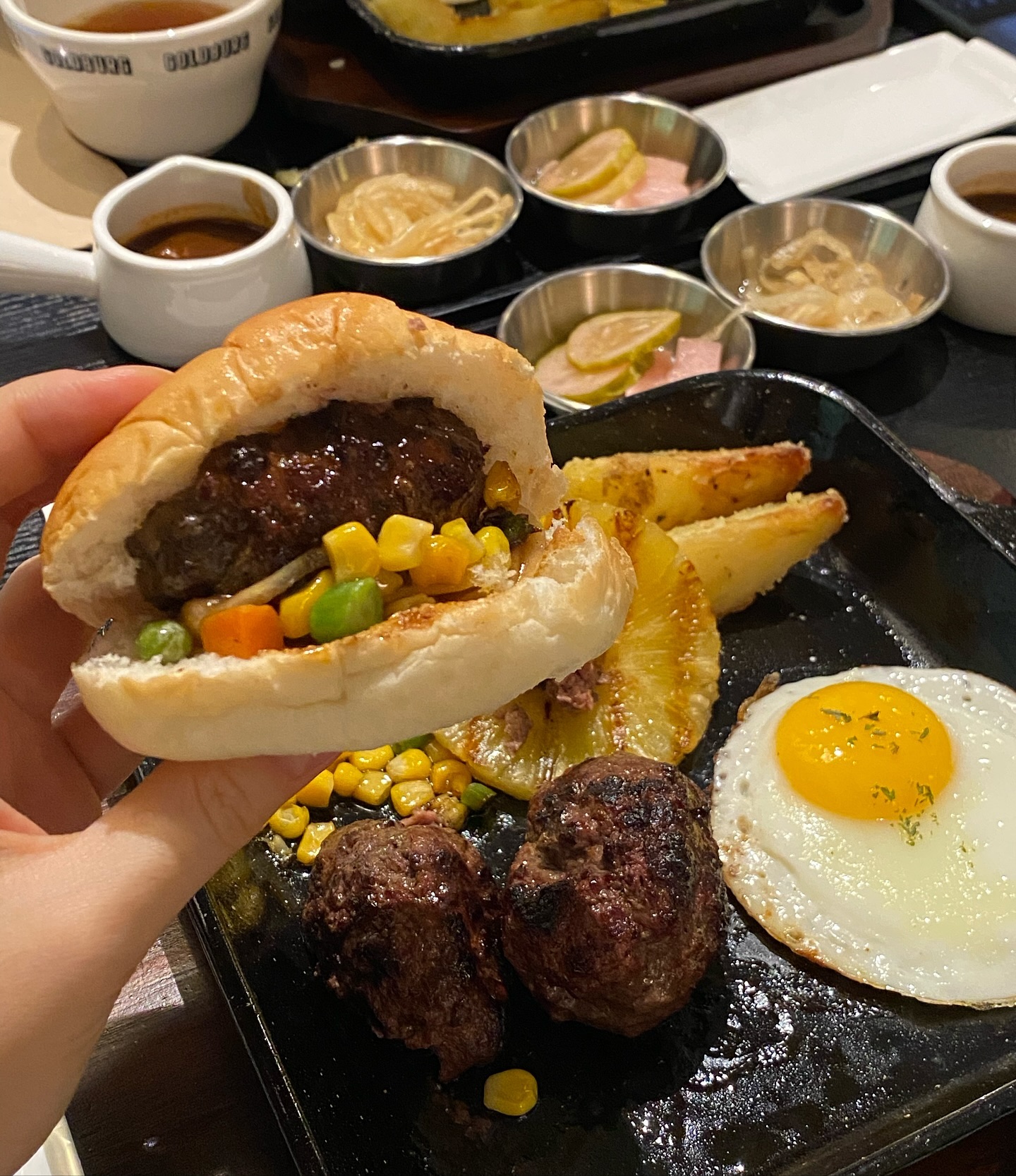 #협찬 

최근 SBS 생방송투데이에 출연하여 
용리단길 핫플레이스로 소개된 함박스테이크 맛집 ‘골드버거‘

오리지널, 리치, 소식좌 함박 세가지 중 원하는 메뉴로 초이스해서 주문! 
(오리지널은 100% 소고기, 리치는 트러플 소스, 소식좌는 가벼운 식사를 원하는 고객에게 적합)

숯불에 구워서 숯불향이 제대로 베여있는 함박스테이크👍🏻

신선한 재료와 셀프바가 있어서 
밥, 국, 피클, 햄버거빵 등을 자유롭게 이용할 수 있다는 점😊

서비스 해주신 직원분도 먹는 방법을 상세히 설명해 주시고 
분위기도 힙하고 외국에 온듯한 인테리어와 아늑한 조명까지 굿👏🏻

#일상 #데일리 #ootd #dm #f4f #potd #selfie #follow #like #맞팔 #용리단길맛집 #삼각지맛집 #용리단길함박스테이크 #골드버그 #용산맛집 #용리단길 #함박스테이크 #숯불함박 #소고기스테이크 #트러플소스 #맛집추천 #무한리필 #힙한맛집 #서울맛집 #SBS생방송투데이 #생방송투데이맛집