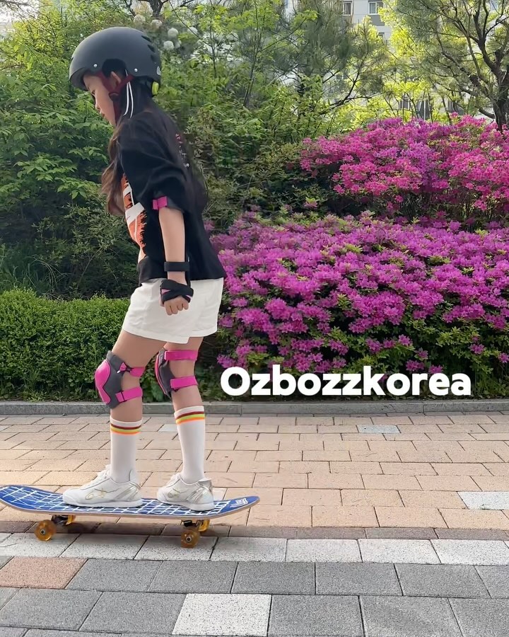 #협찬
바쁜 일상이지만 하루하루를 즐겁게 보내고 싶은 아임이!!
그래서 다양한 도전을 시도하고 있는데 날씨가 따뜻해 지면서 다시 혼자 연습을 시작하게 된 스케이트 보드가 요즘 최대의 관심사!!
지금 가지고 있던 스케이트 보드는 사촌 오빠에게 물려받은 거라 잘 타게 되면 자신만의 멋진 스케이트 보드로 바꾸고 싶다던 아임이에게 영국에서 사랑받는 브랜드 오즈보즈에서 디자인이 멋진 스케이트보드가 선물로 도착!!!🎁🎁
제품제공 ozbozzkorea
영국에서 설립된지 70년의 전통 깊은 회사로써 현재 영국과, 남부 아일랜드, 노르웨이, 벨기에, 호주, 그리고 한국에서 인기리에 판매되고 있는 오즈보즈!!
수평테크라 아임이같은 초보자도 중심잡기가 편해 두려움없이 탈 수 있는 오즈보즈 스케이트보드!!
9겹이라 초보자, 아이들이 타기에 더욱 튼튼하고 스케이트보드 표면이 거칠어 미끌림 방지가 더욱 효과적~!
거기다 빈티지하면서도 자연스런 멋이 있는 영국풍 체크무늬의 상판과 멋지고 화려한 그래픽의 하판 디자인으로 초보자인 아임이가 타는데도 엄청난 프로인듯한 착각이 ㅎㅎㅎㅎㅎ
특히 아임이에게 보내주신 스페이스보드는 오즈보즈의 신상!!
어찌나 멋스러운지 막찍어도 예쁜!!!!
아임이가 열심히 연습하는데 같이 산책중이던 루루..
승용완구를 워낙 좋아하는 루루가 자기도 태워달라고 아임이를 막 좇아가길래 태워줬더니 확실히 멍이도 안정적으로 탈 수 있을 정도의 편안함!!
근데 어째 우리 아임이보다 루루가 더 잘타는 거 같은?🤣🤣🤣
깐깐하고 어려운 어린이 유해화학인증을 모두 합격한 오즈보즈 스케이트보드🛹🛹🛹
돌아오는 어린이날 선물로 아임이가 착용한 오즈보즈 헬멧과 함께 세트로 선물하면 연휴기간동안 아이와 안전하고 즐거운 시간 보내실 수 있을듯! 그리고 엄마아빠에게는 빠른 육퇴가 선물로 딱!!😝(최고의 선물이죠?🤣🤣🤣🤣)
멋진 선물 감사합니다!!! ozbozzkorea
참고로 루루는 목줄을 하고 있다가 사람이 없는 곳에서 짧게 촬영하고 바로 목줄을 채웠답니다~
루루가 달려가는 이유는 바로 앞에 아임이가 있어서예요~
공공장소에서 에티켓 잘 지키고 찍었으니 오해없으시길~^^
#스케이트보드 #어린이스케이트보드 #초보스케이트보드 #스케이트보드입문 #오즈보즈 #영국브랜드 #입문용스케이트보드