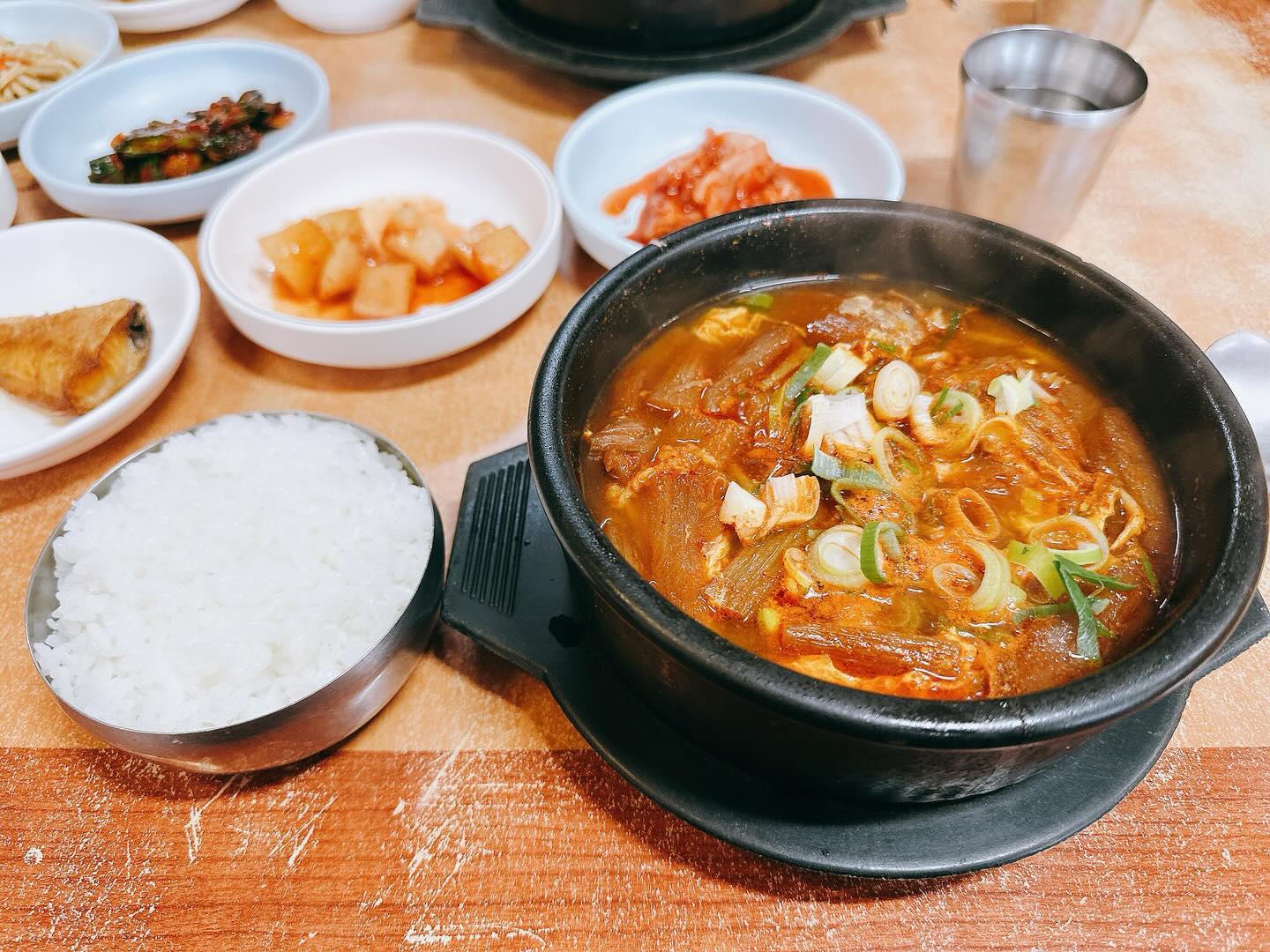이름 없고 사람 많은 곳이면 맛집?! 🥹

부산 강서구 녹산동에 위치한 우리 양분식입니다.😍😍

오늘도 근처 맛집 찾아 레이더 돌리다가 🥸

레이더에 포착되어 빨려 들어가게 된 집이구요❤

점심시간 때 가니까 가게 안이 크지 않아 그런지 꽉찼더라구요

다 그런건 아니지만 원래 허름한 식당이 맛집인 거 아시죠 ?❤

메뉴는 엄청 많았는데 며칠 전부터 티비에서 우연히 봐서 먹고 싶었던 

육개장 시켰구요 ❤

이 근처 일 하시는 직장인들 많이 방문하는 곳인 거 같더라구요

육개장 진짜 먹고싶었었는데 딱 원하던 그맛 얼큰 시원❤❤

백반 형식으로 나오는데 가격도 괜찮고❤

재방문 의사 있습니다. 🌝

혹시 근처 가시면은~~

꼭 들려서 따스한 밥 한 끼 하고 가셔요~❤

🏮Tip 주차는 인근 길거리에 주차하고 이용하시는게 좋을 것 같습니다.🌝

🌟주소 : 부산 강서구 녹산산단 262로 50번길 36
🌟전화번호 : 없음.
🌟영업시간 : 주말 휴무

#갓생푸드_부산

#녹산동 #맛집 #육개장 #우리양분식 #존맛탱😋💕