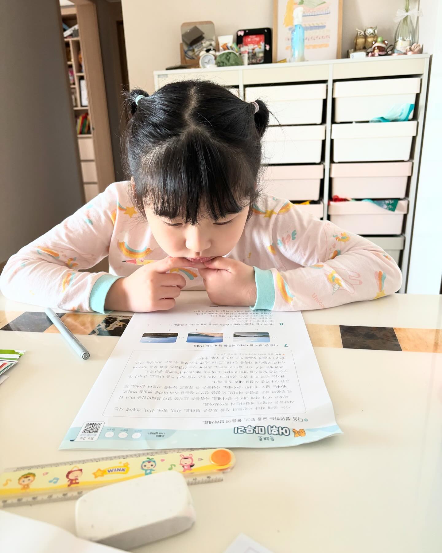 #협찬
.
3월 한달간 풀어본 미래엔 하루한장시리즈.
어휘력 1단계, 어휘력 2단계, 독해력 1단계를 격일로 풀어봤는데 3가지 합치니 문제집 한권은 나올만큼 풀었다:)
.
아이가 좀 어려워했던 주제찾기나 글 속에 의견과 까닭을 찾는 것도 함께 풀어볼 수 있었는데 문제를 다양하게 접해보면서 어느정도 가닥을 이해하게된 느낌. 
어휘력도 전보다 많이 늘었다는게 매주 마지막 날 푸는  십자말풀이나 가로세로낱말찾기에서 느껴졌다. 간혹 너무 어렵다고 하는 날엔 최대한 풀 수 있는 것 찾아풀고 나머진 초성힌트를 주면서 풀기도 한다 ㅎㅎ.
다음달이면 3가지 문제집 모두 다 완북할 수 있을 것 같은 느낌! 함께 잘 해보자:)
.
miraenkids 
.
#초등어휘 #초등어휘문제집 #어휘력 #초등어휘력 #미래엔 #하루한장 #자기주도학습 #초등국어문제집 #문해력키우기 #초등문해력 #초등국어 #문해력문제집