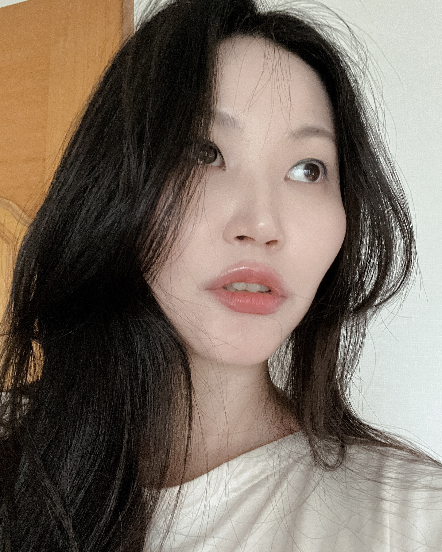 제가 광대뼈가 엄청 나와있는 얼굴형이에요!
보이세요? 광대 아랫쪽 들어간 굴곡 !

외국에서야 챠밍포인트라지만, 한국에서는 딱 나이들어 보이기 좋은 굴곡이잖아요 ㅎㅎ
그래서 저에게는 관리 포인트랍니다!😋

근데, 근막을 뜯어주고 근육을 풀어주면
이 굴곡이 점점 채워집니다!
진짜요!

궁금하신분 계신가요??