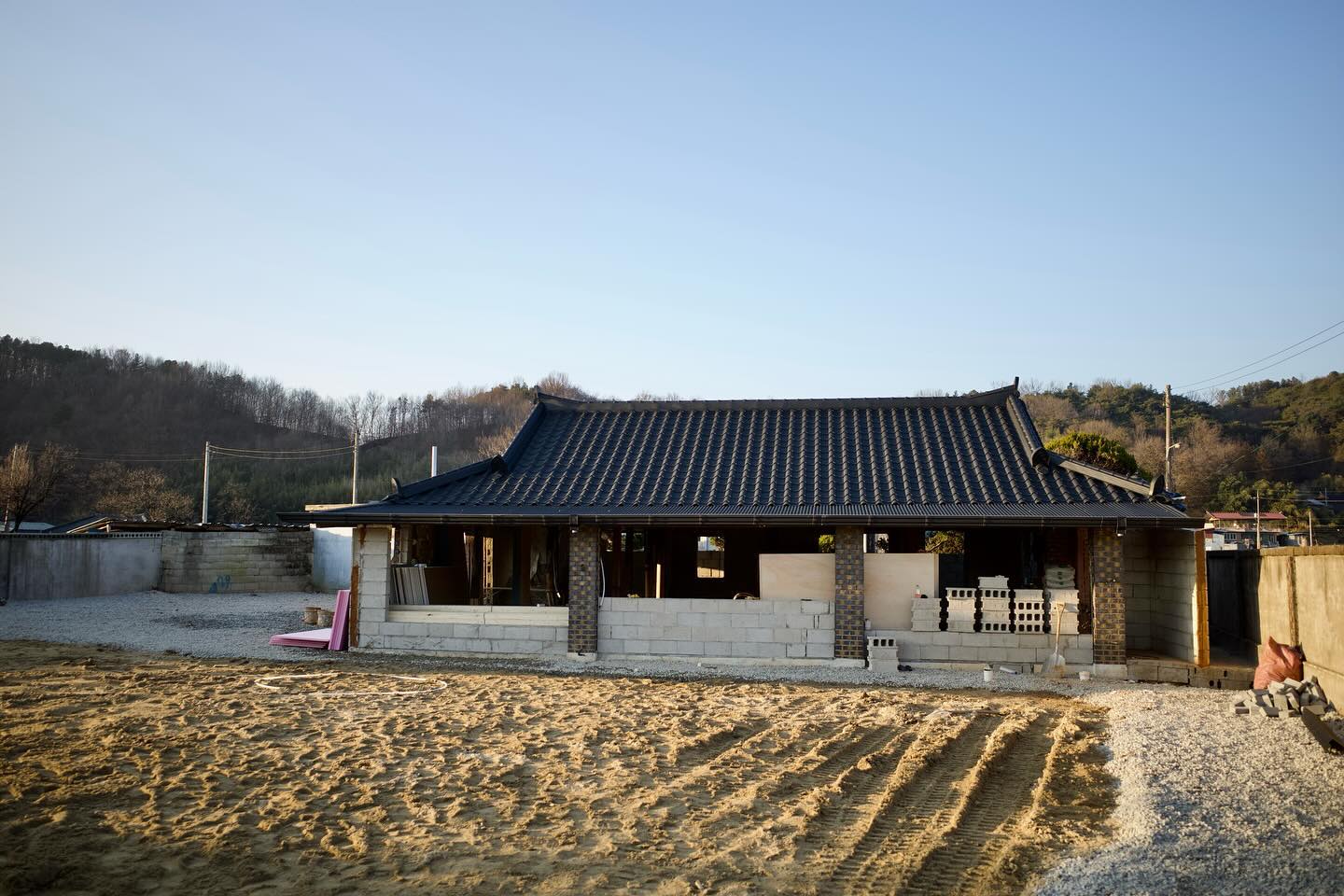 지난해 느닷없이 삶의 방식과 터전을 바꾸고 싶다며 잘 다니던 직장 그만두고 내려왔다. 부모님 댁에서 셋방살이 하면서 집을 구했고 고치고 있다. 집을 고치는 건 피하고 싶었지만 시골엔 일단 전세가 없고 매매를 하려 해도 너무 크거나 넓어서 부담스러웠다. 살집을 찾아 하이에나처럼 다닐 때 거짓말처럼 이 집이 나왔고, 넓은 마당과 산세에 반해 덜컥 내집이다- 외쳐버렸다.

예상했지만 집 고치는 일이 만만치 않다. 한정된 예산 안에서 지어진 지 100년도 넘은 한옥집을 고친다는 건 수명 10년을 보증으로 내어놓고 시작해야 한다. 철거부터 설비, 미장까지 하나하나 살피며 여기까지 왔다. 다음주부터 드디어 목공이 시작된다. 이제 집이 확확 변해가겠지.

주택살이를 꿈꾸며 텃밭과 정원을 가꾸고 리얼 홈캠핑을 꿈꾸고 있지만 정말 그 날이 올 것인가. 아직 아득하다. 이제 본격 선택의 시간이 왔는데 나는 주방 수전을 아직도 고르지 못했고, 욕실 수건걸이를 2단으로 할지, 1단으로 할지 별 중요한 것도 아닌 거에 머리를 쥐어싸매고 있으며 항상 줄자를 들고 다니며 집안 모든 구석의 수치를 잰다. 아파트처럼 극효율적으로 구조가 짜진 게 아니고 중간중간 세워진 기둥이 모든 공간적 효율을 무시하지만 그래서 유례없는, 아주 창의적이며 실험적인 집구조가 탄생했고 이제 후회해도 설비의 시간은 지나갔기 때문에 무를 수 없다. 오늘 나의 가장 큰 고민은 내가 생각한 그곳에 세탁기/건조기가 일렬로 세워질 것인지이다.

아침부터 저녁까지 구석구석 빛이 들고 100년 넘은 나무가 지탱하고 있는 이 집에서, 새롭게 삶을 준비하고 있다. 나무들이 좋은 기운을 주었으면 좋겠다. 화분으로도 식물을 잘 키워보지 않은 내가 마당 텃밭에서 채소를 제대로 기를 수 있을지 잘 모르겠지만, 뭐- 한살림 생산자들이(?) 농사는 하늘이 짓는 거라고(?) 그랬으니까!!!!

아무튼 매일매일 타들어가는 마음(=매일매일 늘어나는 견적)은 차마 적지 못하고 중간 기록용으로 남기는 글. 후우…암턴 여러분들은 막 100년 넘은 집 함부로 사서 막 덜컥 고치지 마세요……..
