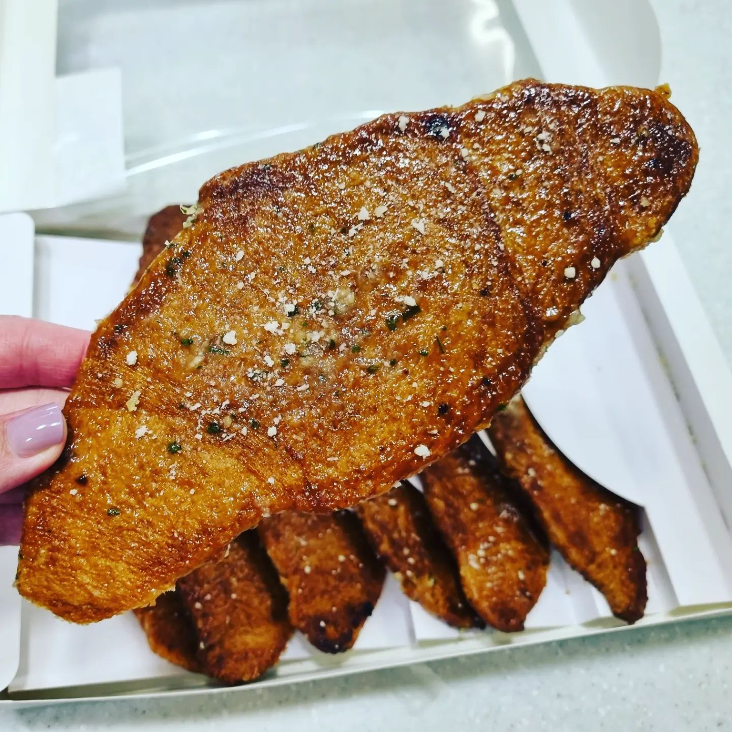 #남해마늘크룽지
생각보다바삭한식감은아니었지만
마늘향도진~~하고
달달하니맛있음!!
한번쯤은먹어볼만한맛
.
.
#이마트트레이더스 #이마트트레이더스신상 #이마트트레이더스간식 #이마트트레이더스신상간식 #이마트트레이더스신상빵 #이마트트레이더스빵 #이마트트레이더스추천상품