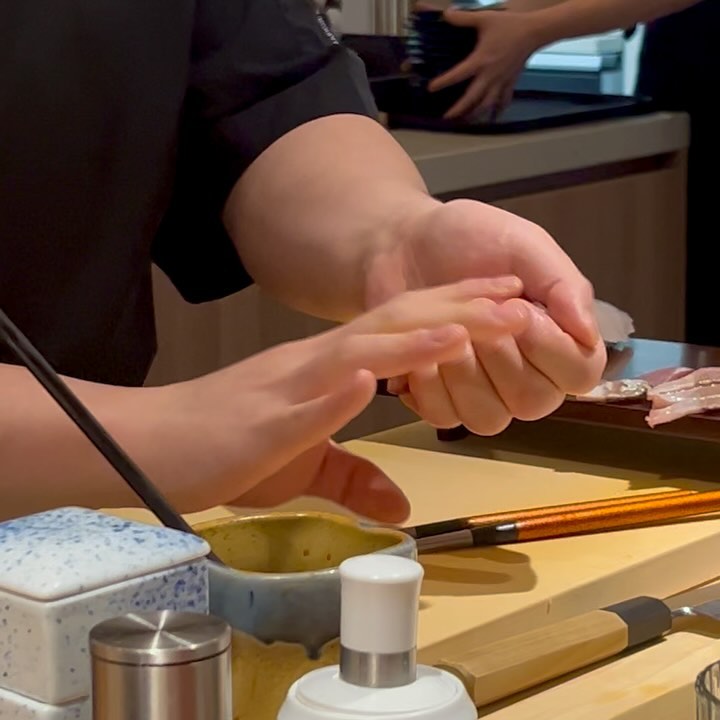 스시카에루 오마카세

📍경기 평택시 고덕국제3길 135-1 평화빌딩 스시카에루 (세븐일레븐 골목 아이캔커피 옆)

💟엄마생잉 기념으로 스시 오마카세! 분위기가 아늑하고 쉐프님이 유쾌해서 편안한 분위기에서 스시를 즐길 수 있어요

💟스시 하나하나 설명해주시고 계절에 맞는 제철생선들을 초밥으로 만들어 주세요! 겨울이라 대방어회가 나왔는데 넘넘 녹는담!

💟후토마키도 보는 앞에서 만들어 주셨는데 기념일있으신 분들에게는 후토마키에 색깔초도 꽂아주셔서 좋았어요!

💟따끈한 단호박스프로 시작해서 마무리로 녹차 아이스크림까지!중간에 나온 장국도 맛있고 먹은 스시중에 고등어 초밥이 개인적으로 제일 맛있었어요

#고덕오마카세 #평택오마카세 #평택초밥 #평택초밥맛집 #평택생일 #먹스타맞팔 #먹스타그램🍴 #먹팔
