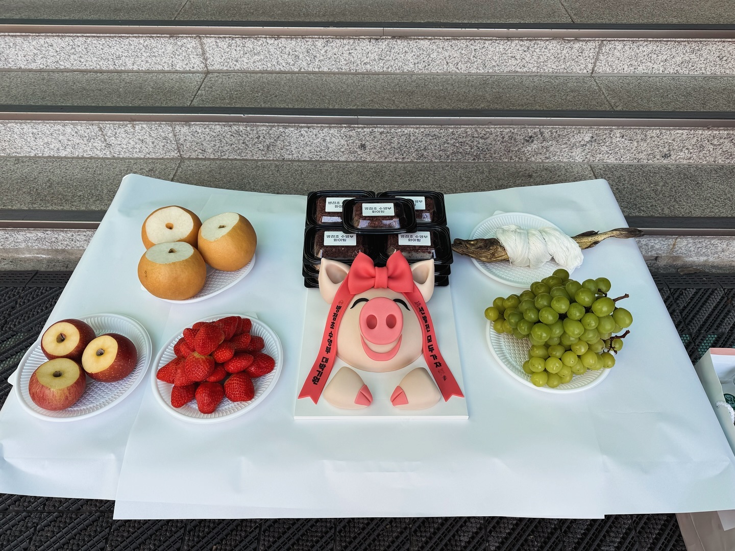 🐽
앙증맞은 꽃돼지 떡케이크로 웃으며 시작했던
수영부 고삿날.
어느순간 진지함과 침묵속
다들 마음속에 바라는건 한가지겠지..
부모가된다는게 쉽지않다하지만
운동하는 아이의 부모 가 되는건
더욱이 입술을 앙다물어야하는 일이 많은터.
그런 부모들 속을 아는지 모르는지 
꽃리본 달고 해맑디해맑은 우리돼지🐽
헤-벌리고 있는 돼지입에 신사임당 꽂아드리며
빌었던 그 한가지. #제발 #제발🙏 
우습지않은 분위기속 진행된 마음을모았던시간
주책맞게 울컥했던 이유도 그이유겠지

#그렇게 큰거바라는거 아니잖아요
#아프지않게 #다치지않게 다들 #선발되게
뭐 요정도만.