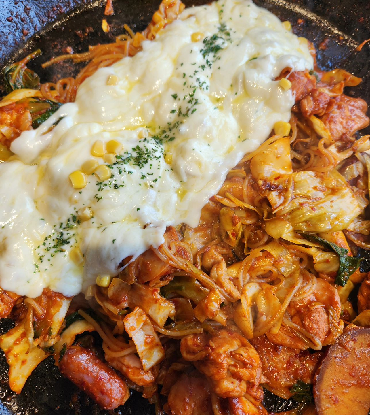 #치즈폭탄닭갈비
맛이아주그냥
일단 다 익혀서 나오니 너무 좋고
새콤한미역냉국 두사발드링킹 한거 비밀
점심에는 뽁밥 무제한👍🏻
#구디맛집