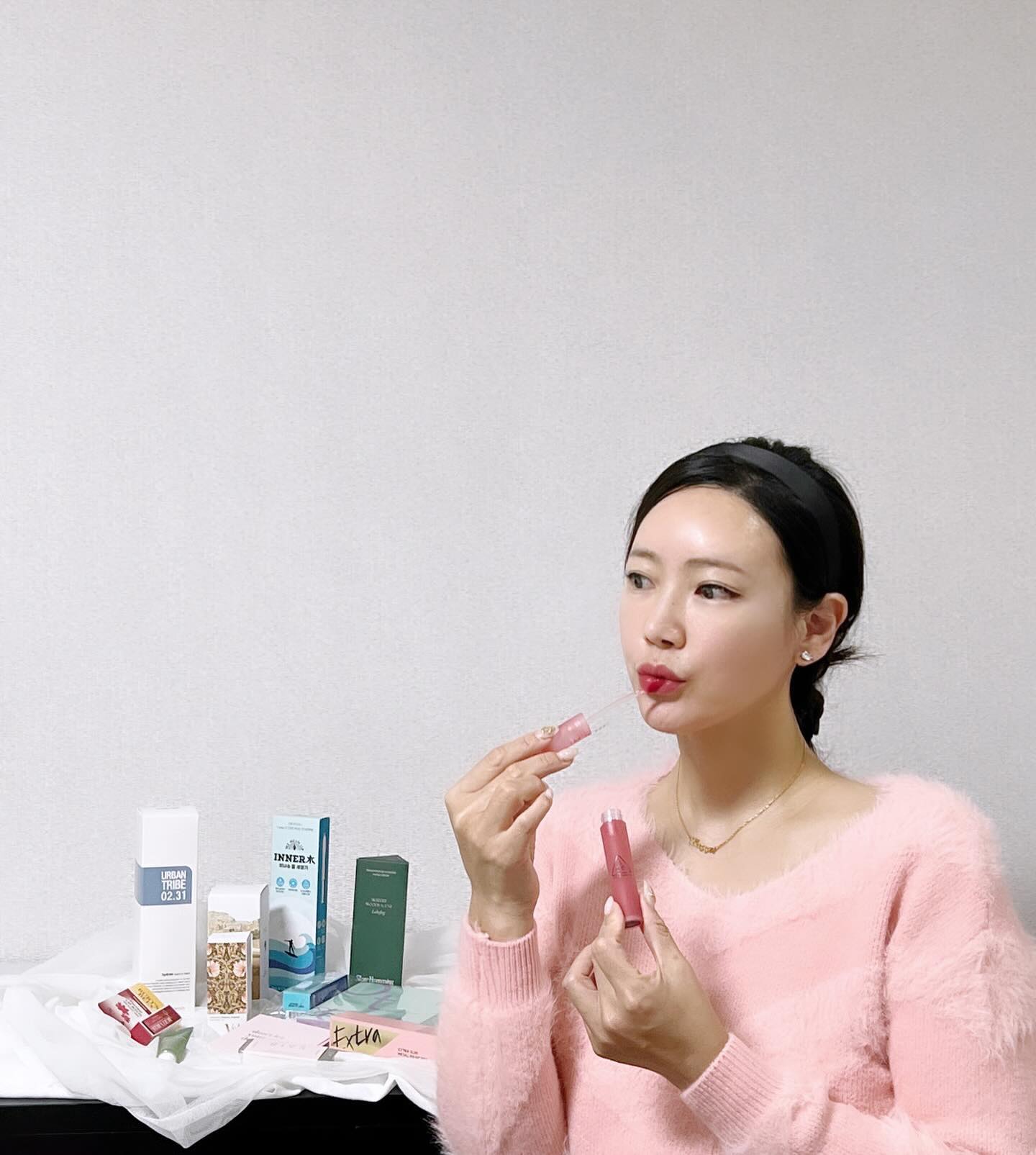 #광고 allurekorea

발렌타인 기프티 박스 받았는데
여자들이 꼭 필요한 잇템만 들어있쟈나🫶🏻

 #얼루어발렌타인박스 #얼루어 #네오젠 #달바 #루미노베이션 #리더스코스메틱 #마리엔메이 #버츠비 #세이브 #스킨1004 #슬로우허밍 #어반트라이브 #오어스 #이너수 #폴앤조보떼 #3CE #CNP #V&A