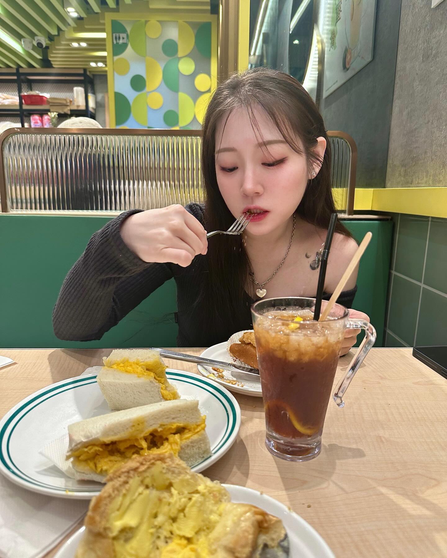 🇭🇰홍콩여행🇭🇰
차찬텡 즐기러 ‘2 Cafe’ 셩완점 방문!!
차찬텡이란 홍콩식 아침식사로 찻집 겸 밥집인데요, 우리나라에는 란퐁유엔이라는 홍콩 #차찬텡맛집 이 유명한데 저는 마침 숙소 주변에 있는 또 다른 맛집인 2cafe를 방문했어요!!

아침 일찍이라 사람 많이 없을 줄 알았는데 현지인으로 가득차서 진짜 놀랬,,🫢
홍콩 식당들이 깨끗하지 않다는 얘기를 많이 들었는데 여기는 정말 깨끗하고 직원분들도 너무 친절하더라구요~:)

에그샌드위치와 파인애플번은 너무 맛있었는데 똥랭차는,, 레몬을 엄청 으깨서 먹어야하는 음료인데 제 스탈은 아니더라구요ㅎㅎ 
#홍콩여행 가실 분들은 여기 한 번 방문해보세요!!👍🏻