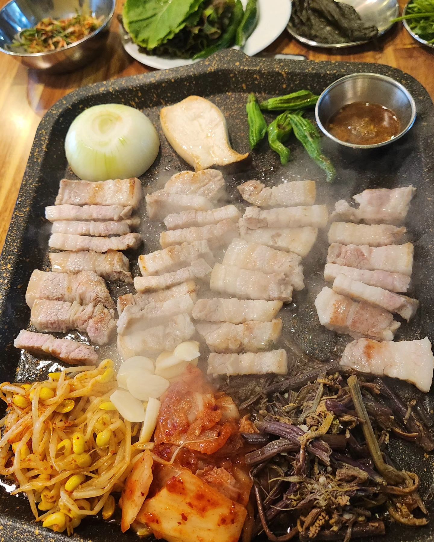 삼겹몽 자양본점에서 미나리향이 진한 삼겹살로 기분좋은 외식을 했어요.